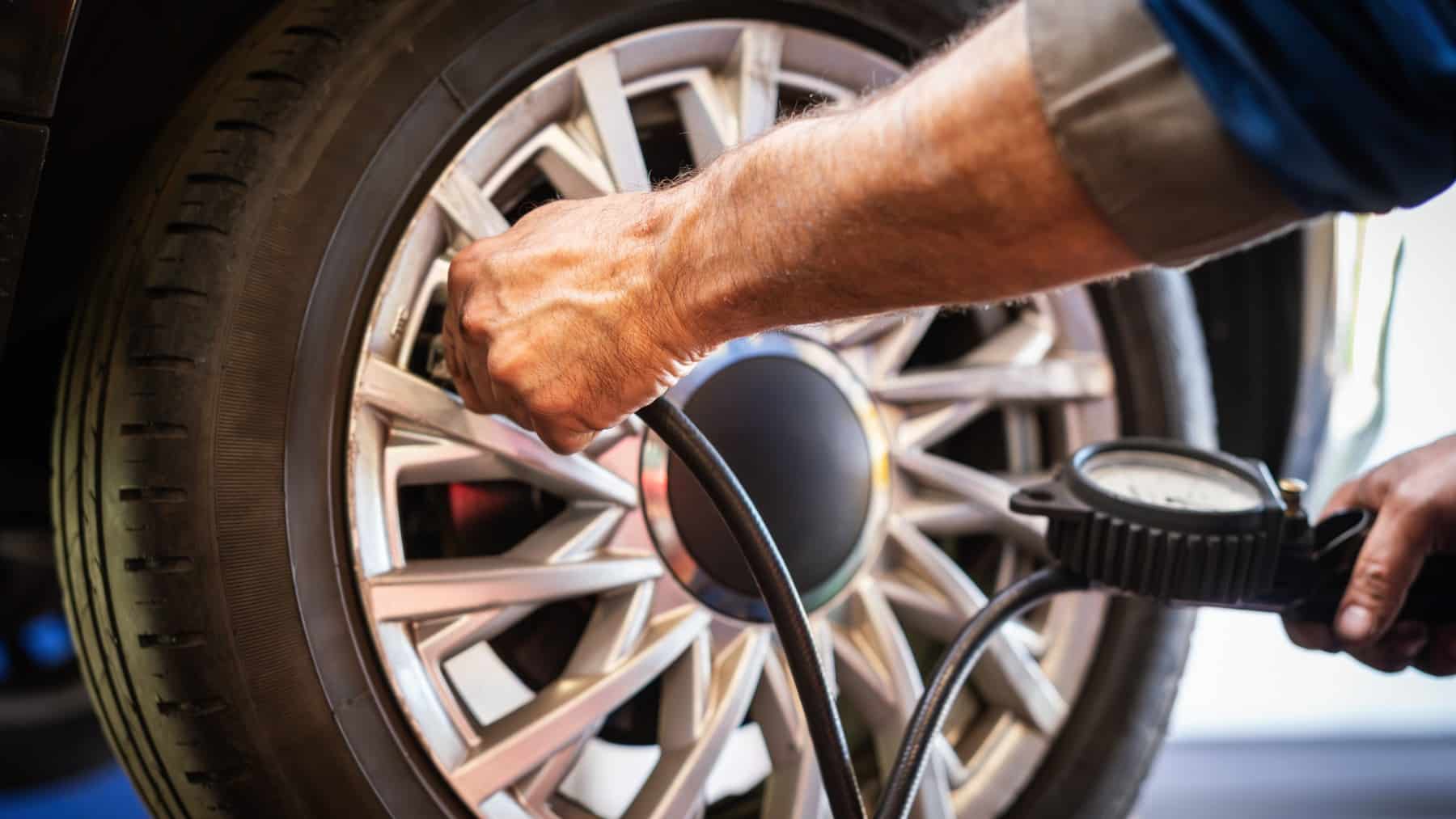 Presión correcta de los neumáticos: cuál es y cómo saberla según tu coche sin adivinar