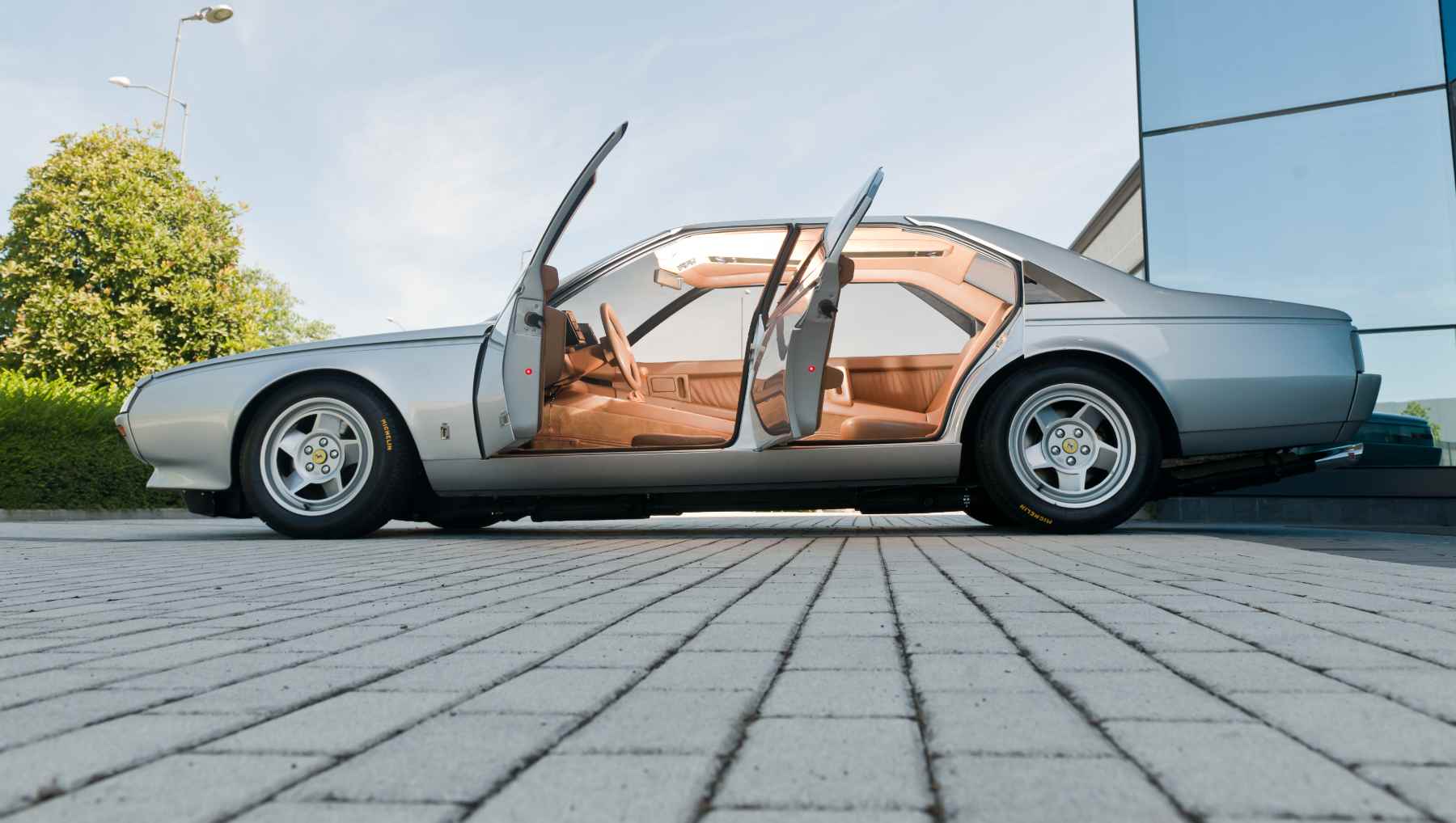 Todo el mundo gritando que un Ferrari de cuatro puertas eléctrico es una herejía, y resulta que Maranello ya montó otro cuatro puertas en 1980 que despertó las mismas iras, escondió en un cajón… y que hoy vale exactamente lo mismo que el flamante Luce