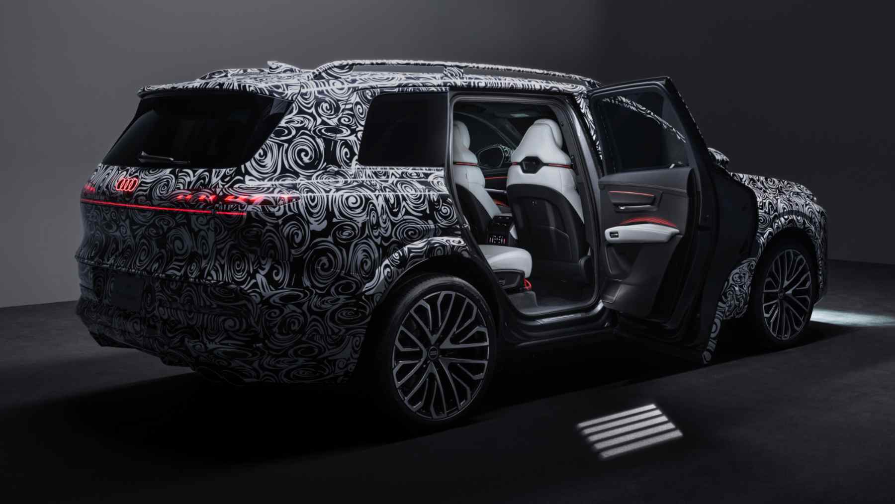 Audi revela cómo es por dentro su nuevo SUV buque insignia y el rival más temido por el BMW X7: así es su apuesta frente a las premium chinas como Denza o Xpeng