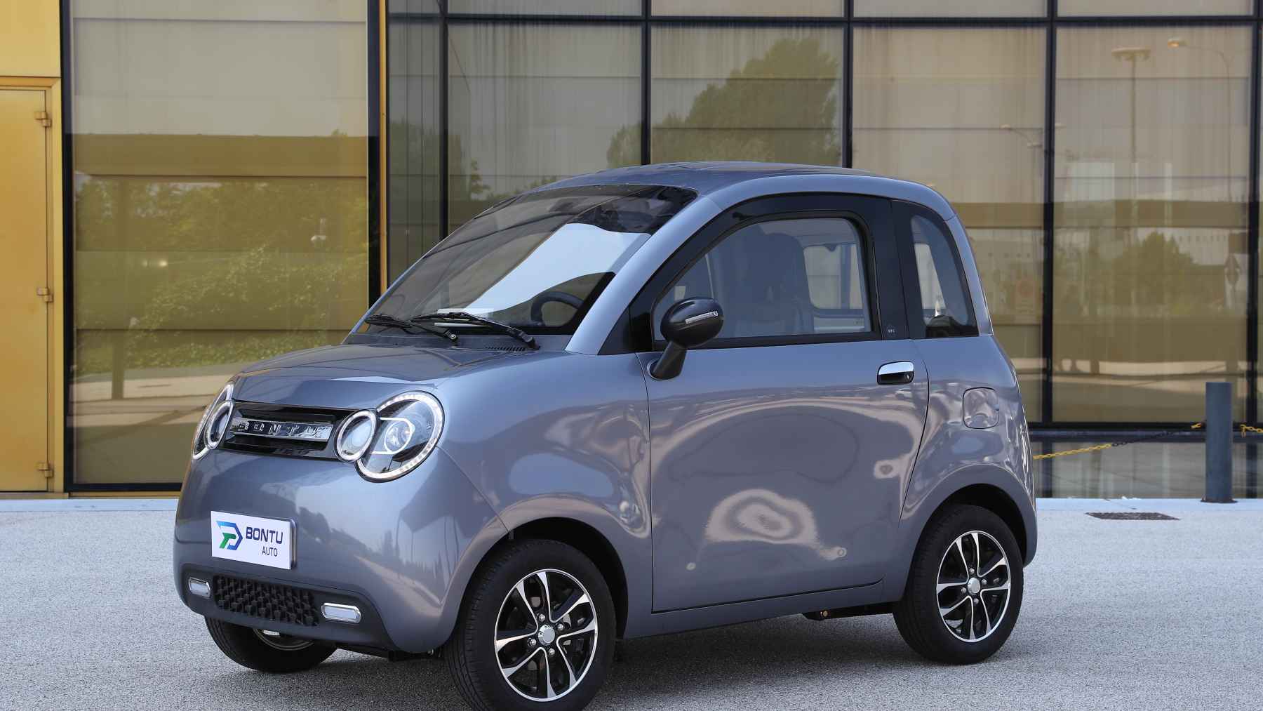El BONTU BTE05 es un cuadriciclo ligero chino de 3 metros con aire acondicionado, ventanillas, airbag, ABS, radio con pantalla, cámara y espacio para 4 personas