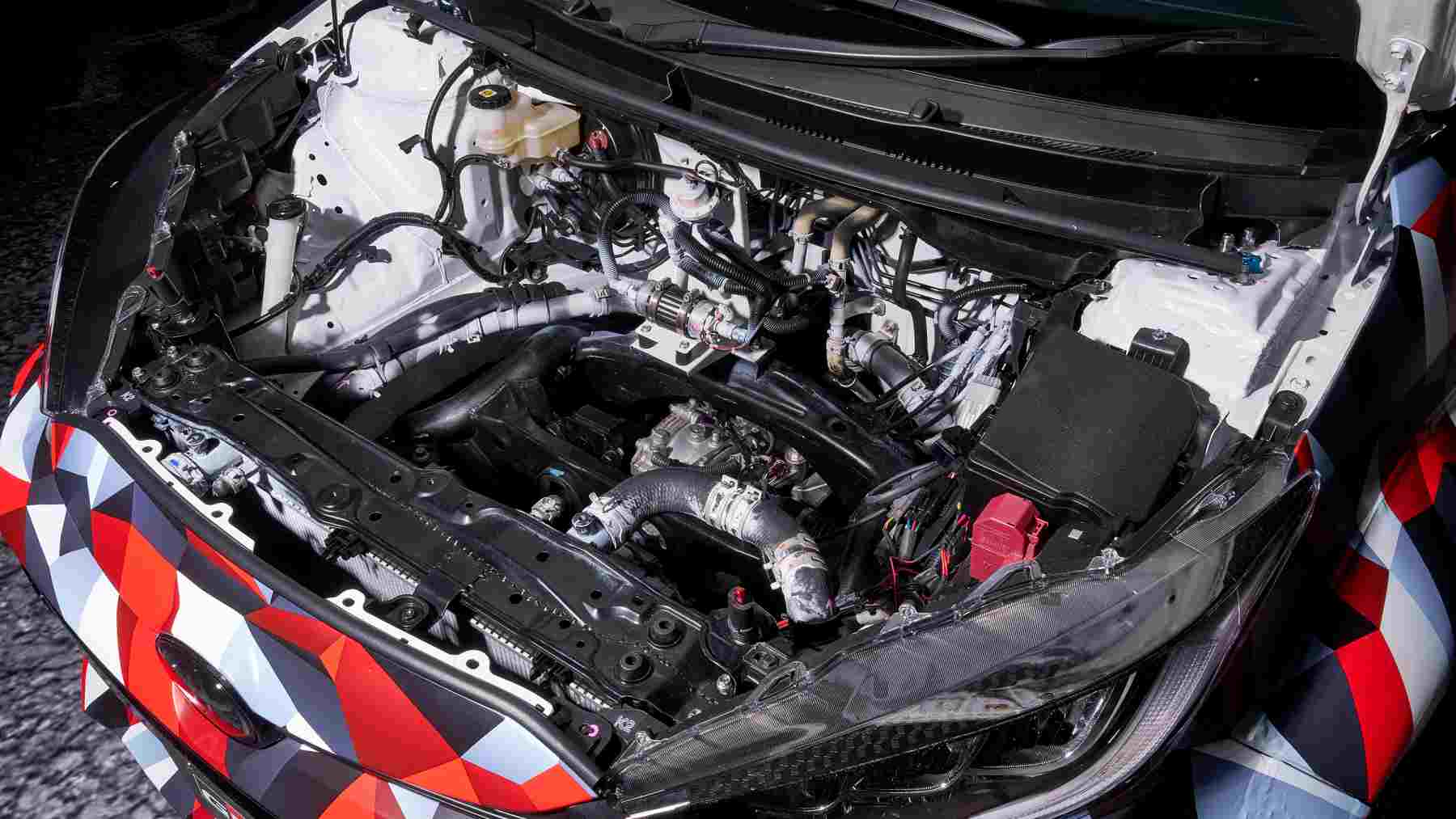 Olor a quemado en el coche: qué significa, causas frecuentes y cuándo debes parar sí o sí