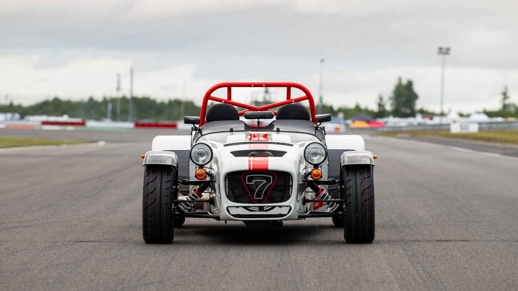 Catterham consigue lo nunca visto, han cogido el motor 2.0 Duratec atmosférico de Ford, le han sacado 210 CV y ahora vuela en Nürburgring con un 0-100 km/h en 3.8 segundos