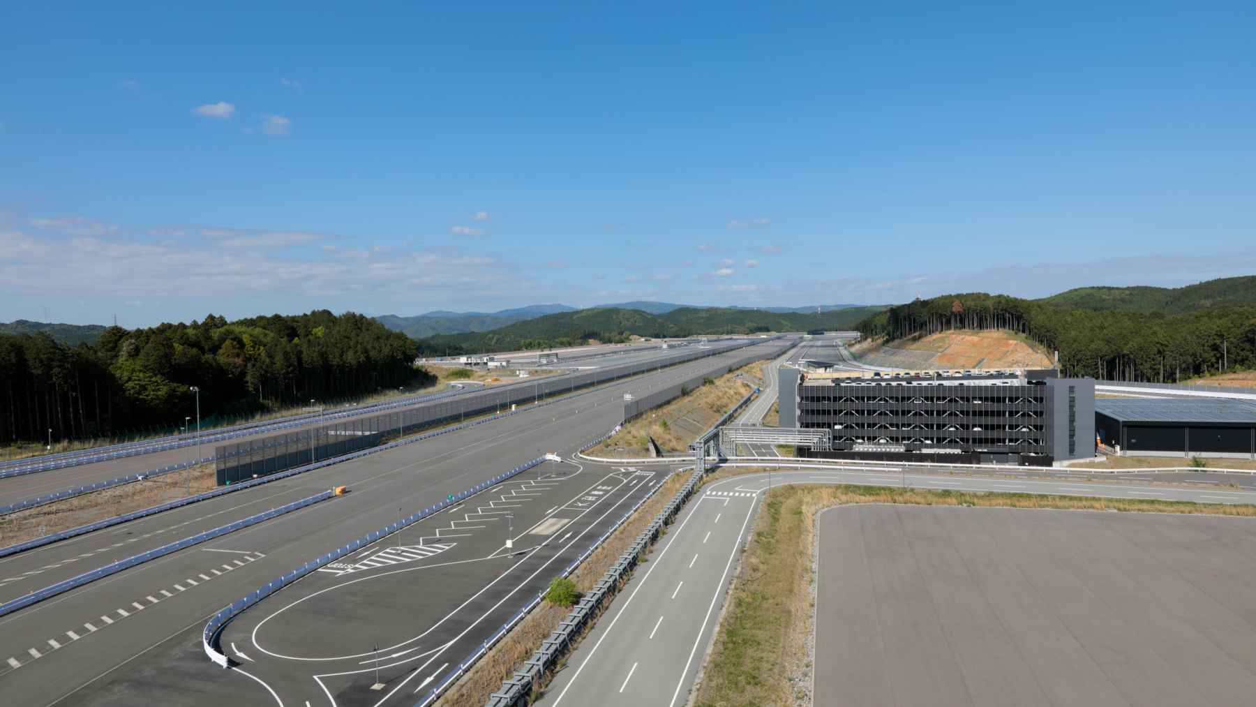 Toyota se cansa de viajar a Alemania y crea un mini Nürburgring en Japón: dicen haber compactado la esencia de los 20.8 km del Infierno Verde en 5.3 km y también tiene una pista para probar coches de rally