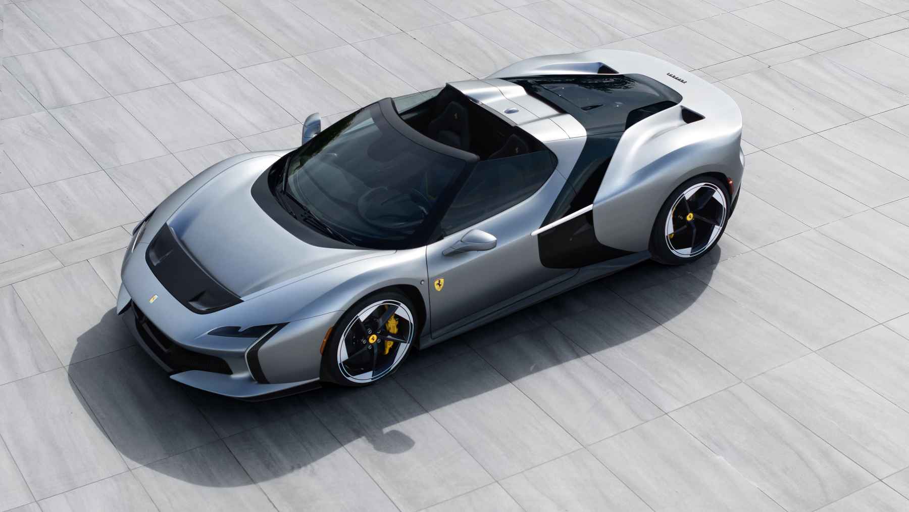 Ferrari dice adiós al V8 a 90° turboalimentado con cárter seco y aunque nos da pena, lo hace por todo lo alto con el Ferrari HC25, un one-off roadster de 720 CV con 185 CV/l