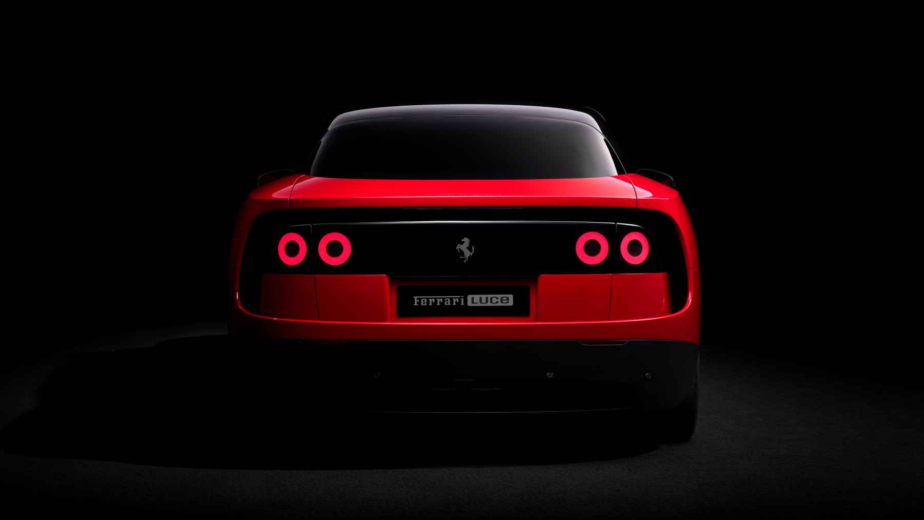 Tracción a las cuatro ruedas, dirección en las cuatro ruedas, cuatro motores, 1050 CV, un 0-100 km/h en 2,5s y 310 km/h de punta, así es el Ferrari Luce, el primer Ferrari 100% eléctrico