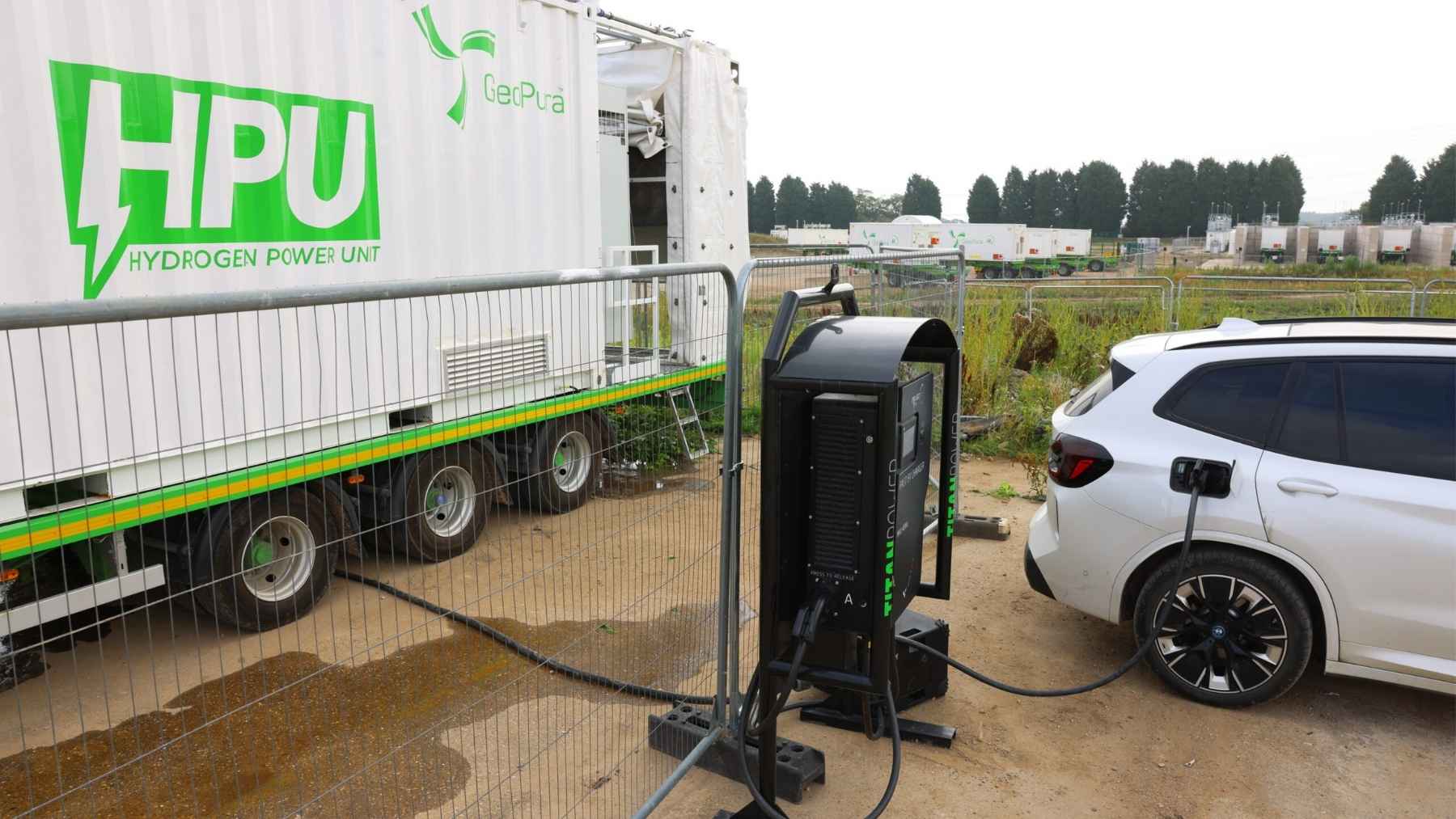 Se planta donde haga falta, se fabrica su propia electricidad con paneles e hidrógeno y por el escape solo le sale agua: así carga coches eléctricos a 250 kW la microrred británica que deja en evidencia el mayor agujero del coche eléctrico en España