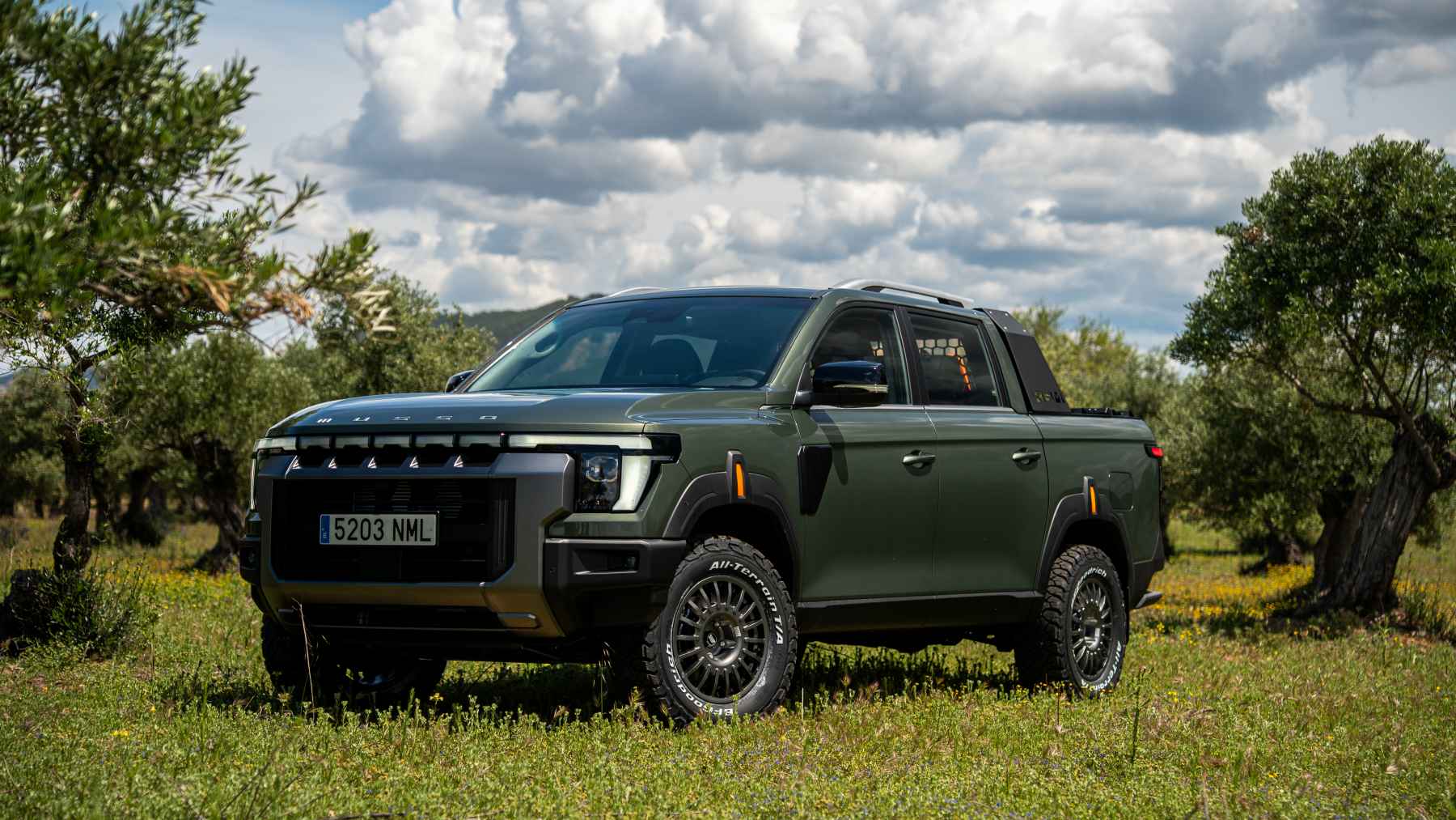 Todos hibridando SUVs y KGM lanza un pickup diésel modificado de 202 CV, 29 cm de distancia al suelo y suspensión Öhlins que deja en ridículo a sus rivales