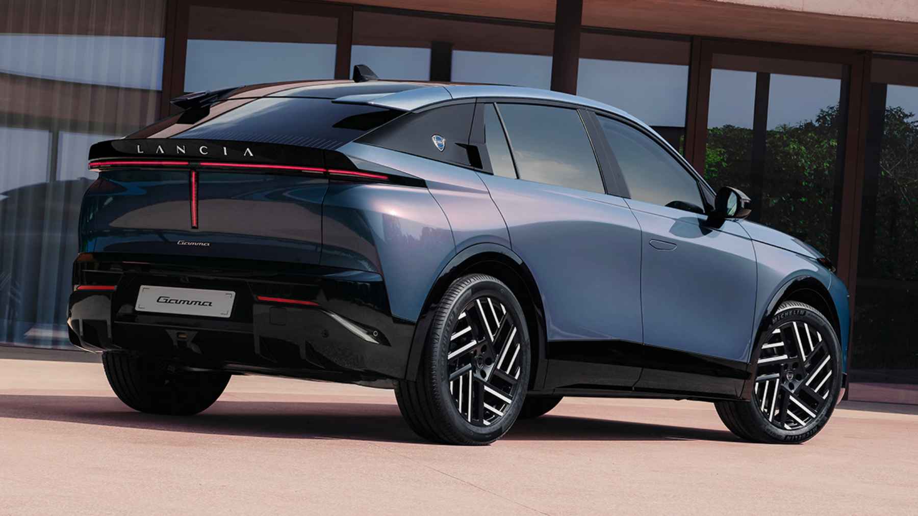 Lancia no se rinde y seguirá compitiendo entre los SUV premium contra China y Alemania con el Lancia Gamma: 375 CV, 740 km de autonomía y un look distintivo que te hará olvidar que casi es un DS Nº7