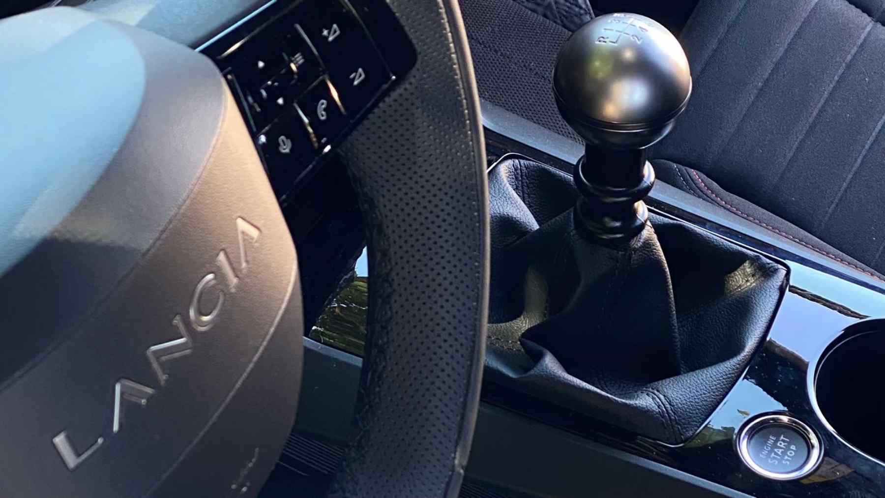 Lancia no ha muerto… sólo necesitaba un Ypsilon de gasolina más barato. Así es el Lancia Ypsilon sin complejos: con cambio manual, 100 CV, y un equipamiento correcto desde 20.000 euros