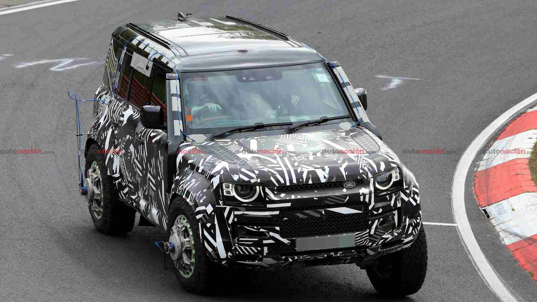 Pillamos una versión aún más preparada del Defender OCTA a toda velocidad en el circuito de Nürburgring: neumáticos todo terreno y doble toma de admisión tipo snorkel para superar al Mercedes Clase G
