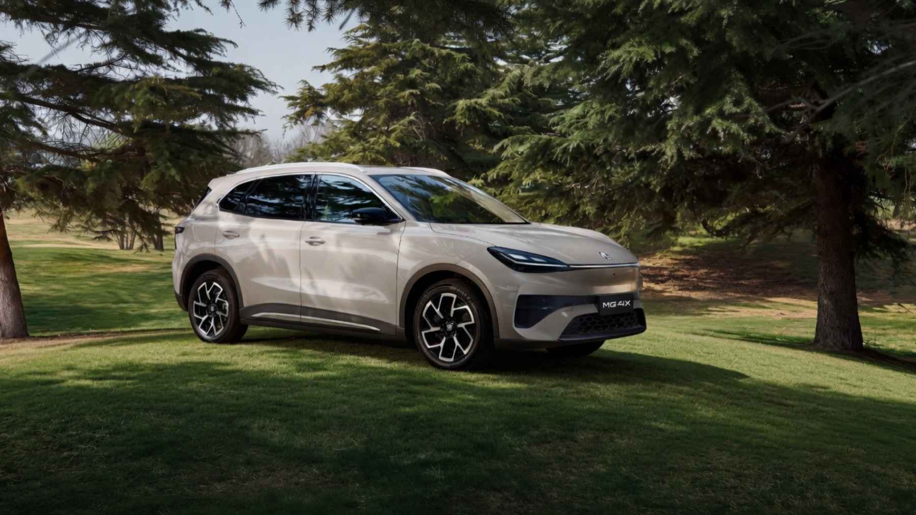 MG ya vende el MG 4X con una batería de 53,9 kWh semi sólida, lo va a traer a Europa y en BYD están asustados por su carga tecnológica y su precio casi regalado