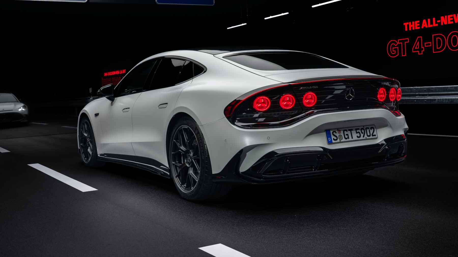 Tres motores de flujo axial, casi 1.200 CV y batería bañada en aceite: el Mercedes-AMG GT de cuatro puertas es bestial y además suena a V8