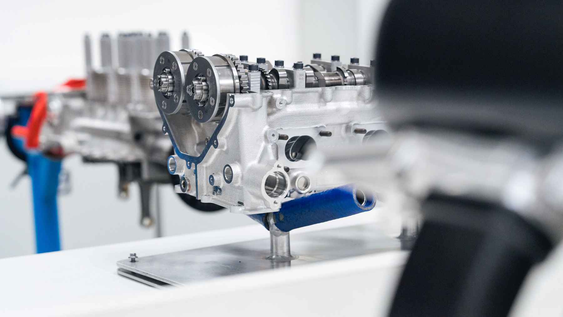 420 CV, más de 8.000 rpm y curva de par brutal. Así es el motor atmosférico de 4.0 litros retocado por Cosworth y limitado a 175 unidades que relanzan en 2026