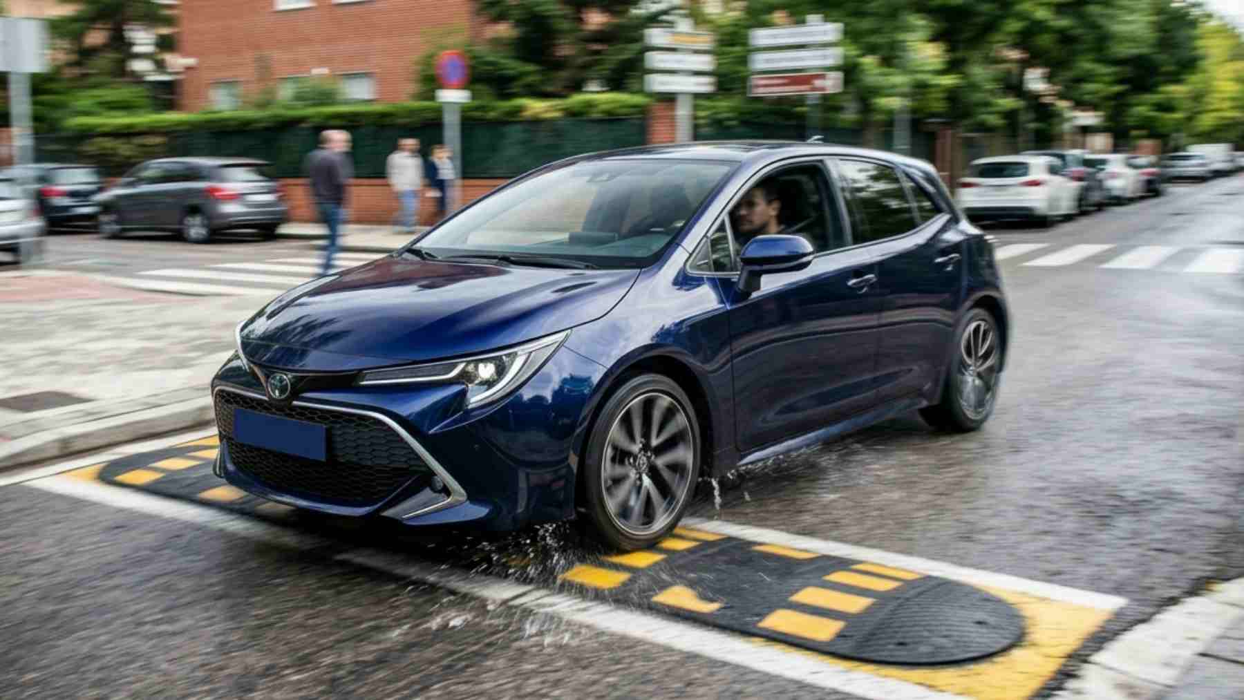 ¿Es mejor frenar justo cuando vas a pasar un badén si vas muy deprisa o mantener la velocidad para que el coche sufra lo menos posible?