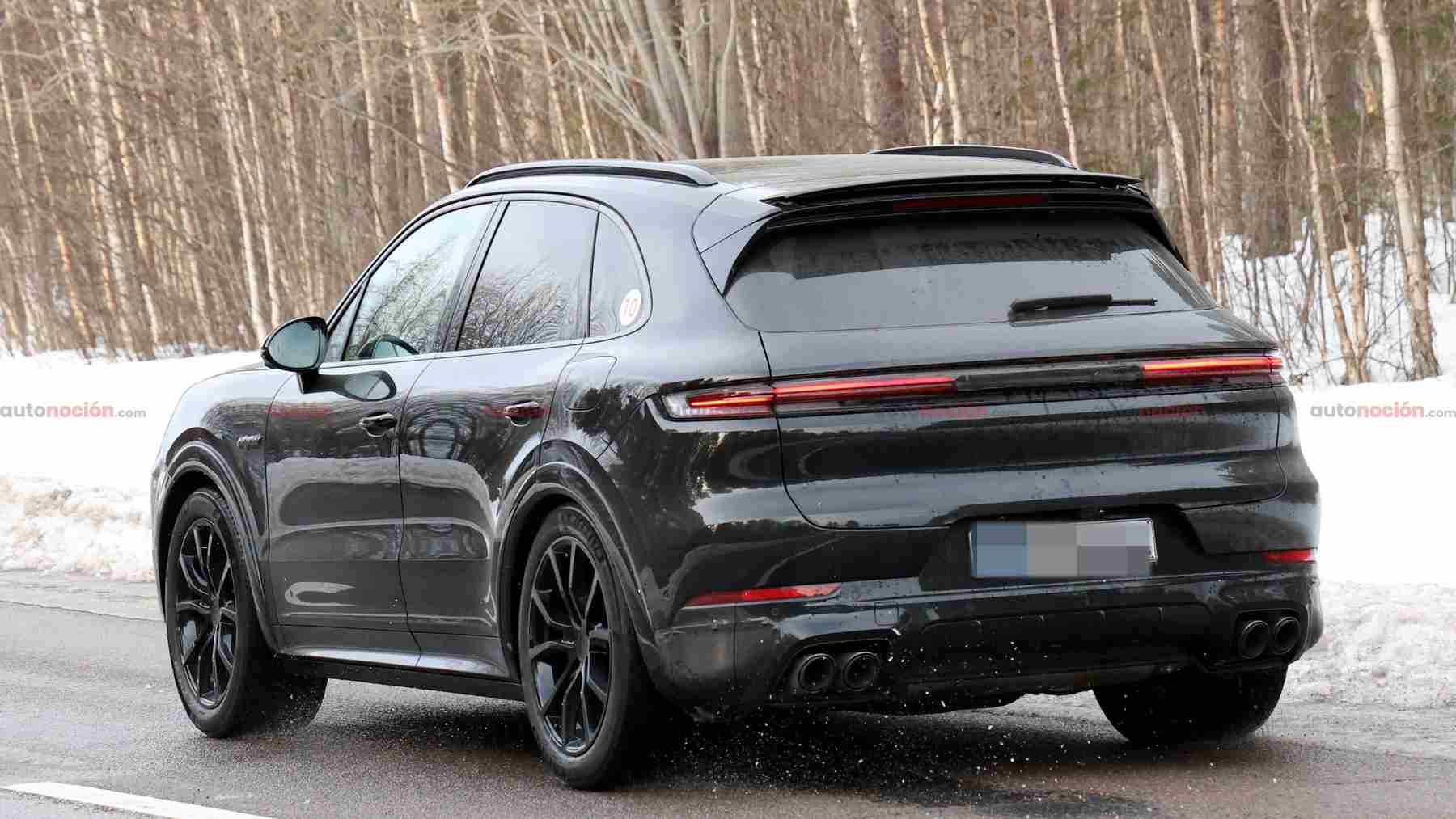 Las fotos del renovado Cayenne que Porsche no quiere que veas y se empeña en ocultarnos al huir de nuestros fotógrafos con lo que creemos que es un GTS