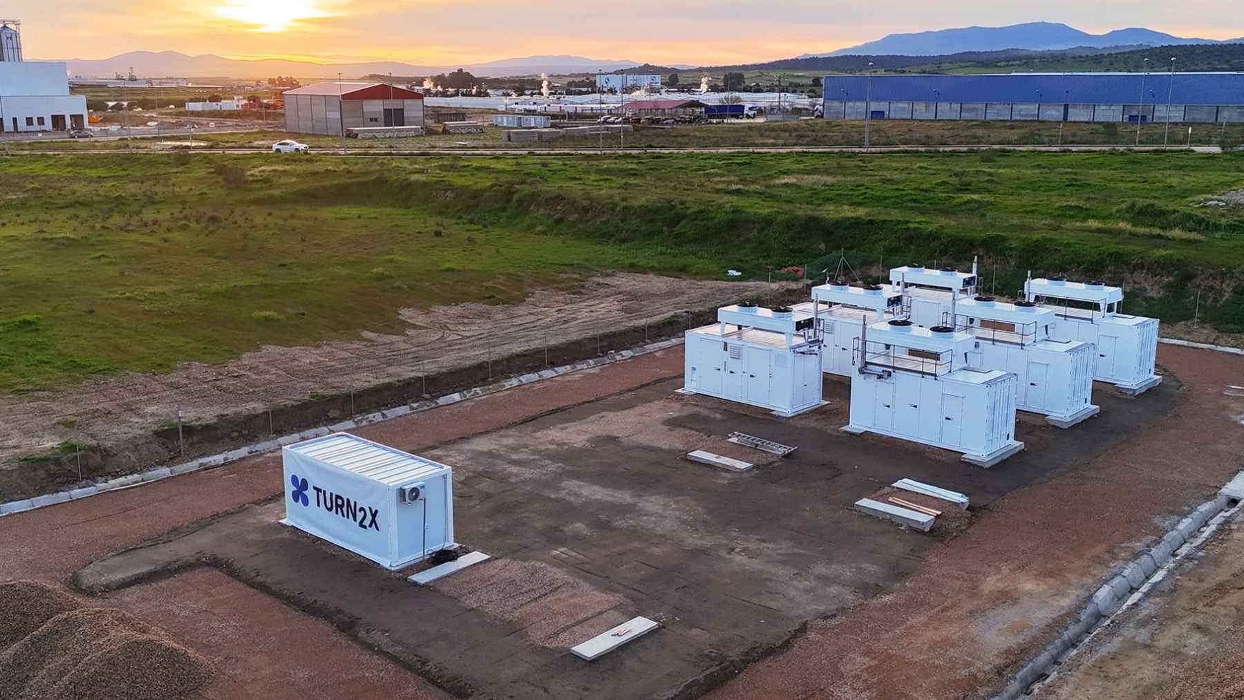 Una start-up alemana ha venido a Cáceres a fabricar gas natural sin pozos: 9 MW de electrólisis, 0,62 €/kg pagados por Bruselas y un combustible para los GNL españoles sin tocar el motor