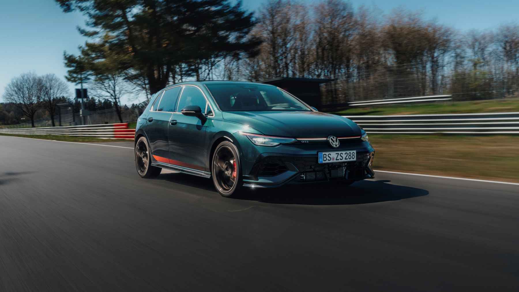 El Volkswagen Golf GTI 50 aniversario conquista Nürburgring y le roba al Honda Civic Type R la corona, convirtiéndose en el compacto de tracción delantera más rápido del Infierno Verde