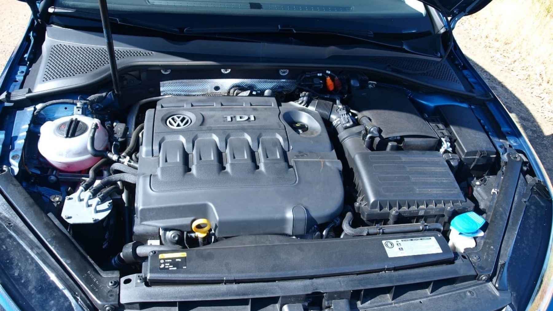 Un ingeniero alemán construyó hace décadas el motor que funcionaba como gasolina y como diésel a la vez: Volkswagen lo enterró y ahora puede ser la salvación de la combustión en Europa