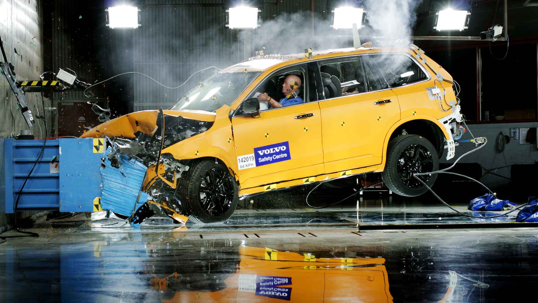 Los chinos compraron Volvo y les dieron un cheque en blanco, ellos han estrellado 10.000 coches porque quieren demostrar que la seguridad se construye destruyendo
