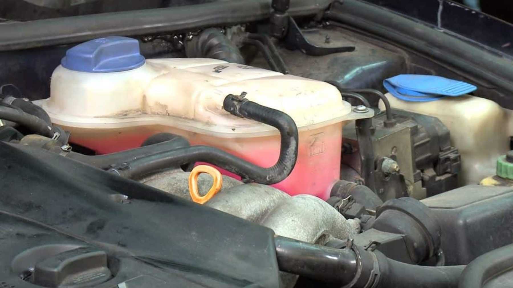 Líquido anticongelante: qué es, cómo saber cuál necesita tu coche y cómo rellenarlo sin liarla