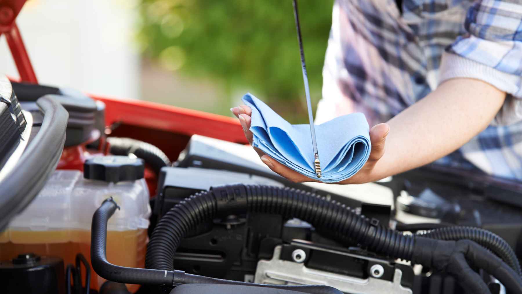 La nueva pesadilla de marcas y concesionarios se hace realidad: la escasez de aceite de motor sintético obliga a racionarlos y amenaza a concesionarios y a vehículos nuevos