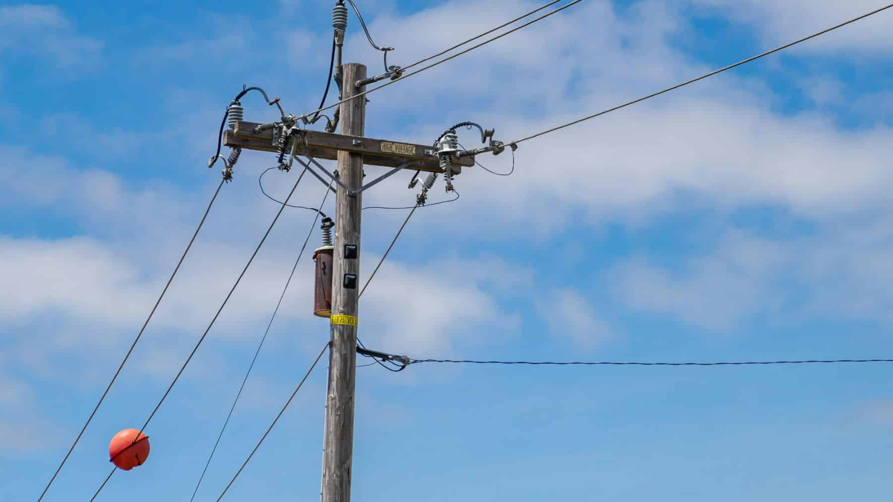 ¿Qué son las bolas naranjas que ves colgadas en los cables de alta tensión? Estas balizas aéreas ahora tienen más sentido que nunca