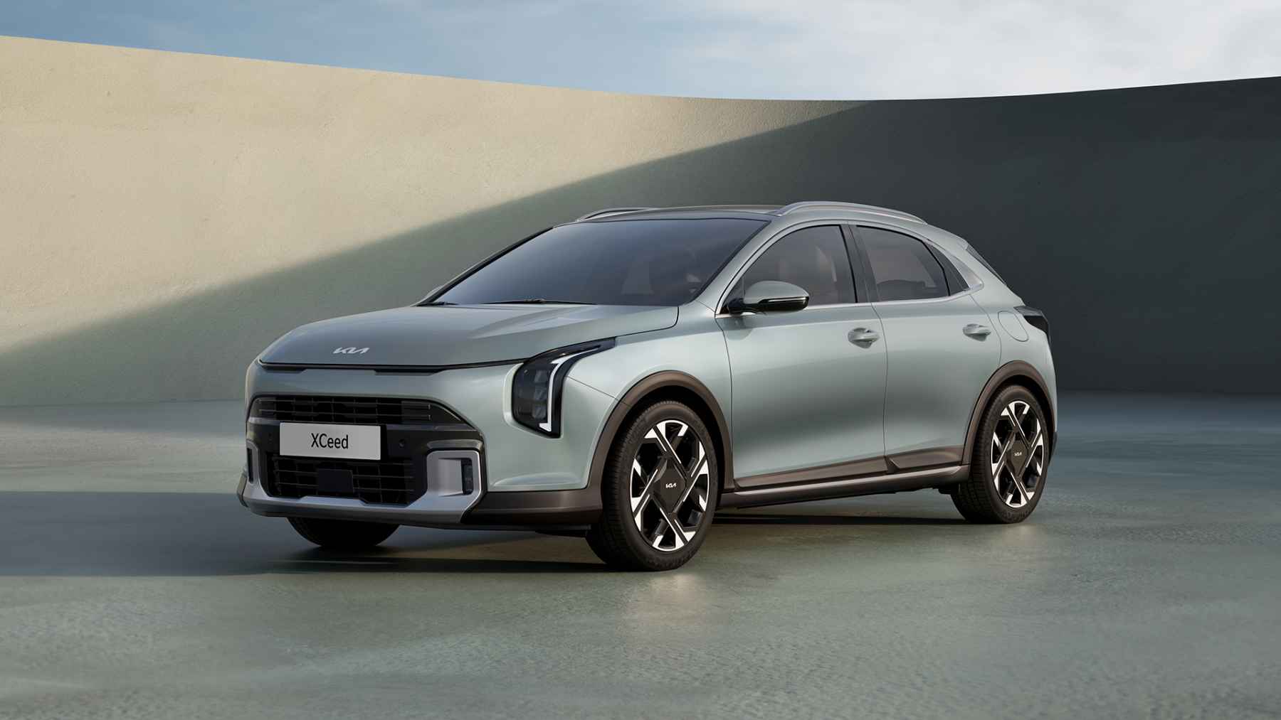 Kia ha cogido el frontal de su eléctrico más vendido, se lo ha montado al renovado XCeed y este es el resultado en el crossover del segmento C que empezará a fabricarse a finales de este mes