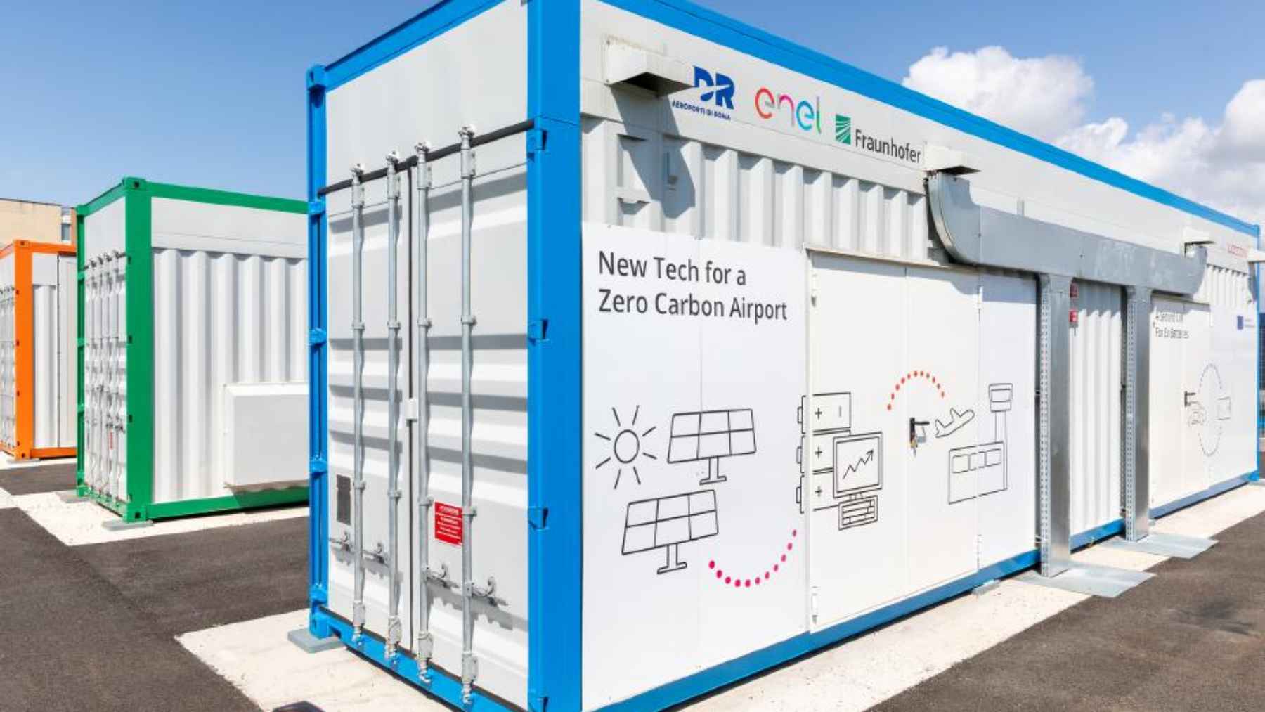 84 baterías de Nissan LEAF acompañadas de 55.000 paneles solares: El aeropuerto internacional de Fiumicino en Roma tiene un sistema que genera 31 GWh de energía anuales y almacena 2,1 MWh