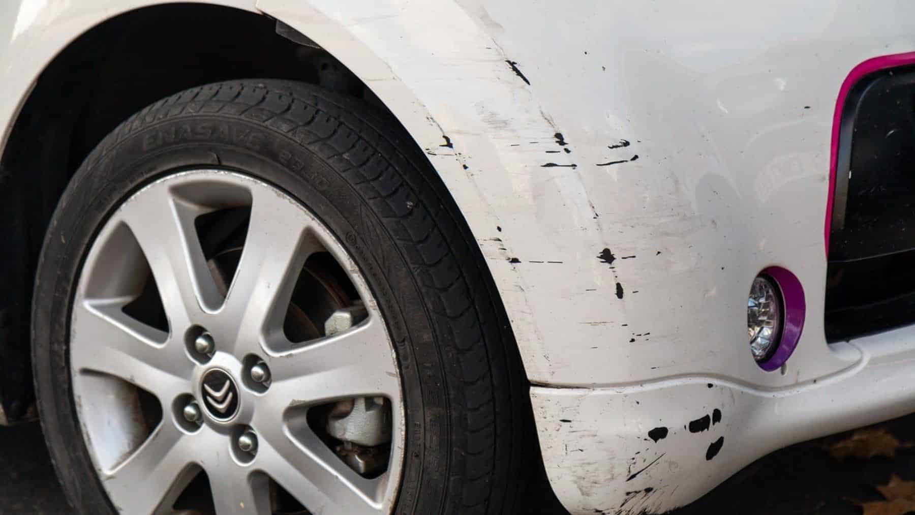 Arañazos en el coche: cómo quitarlos, cuándo se pueden disimular y cuándo toca taller