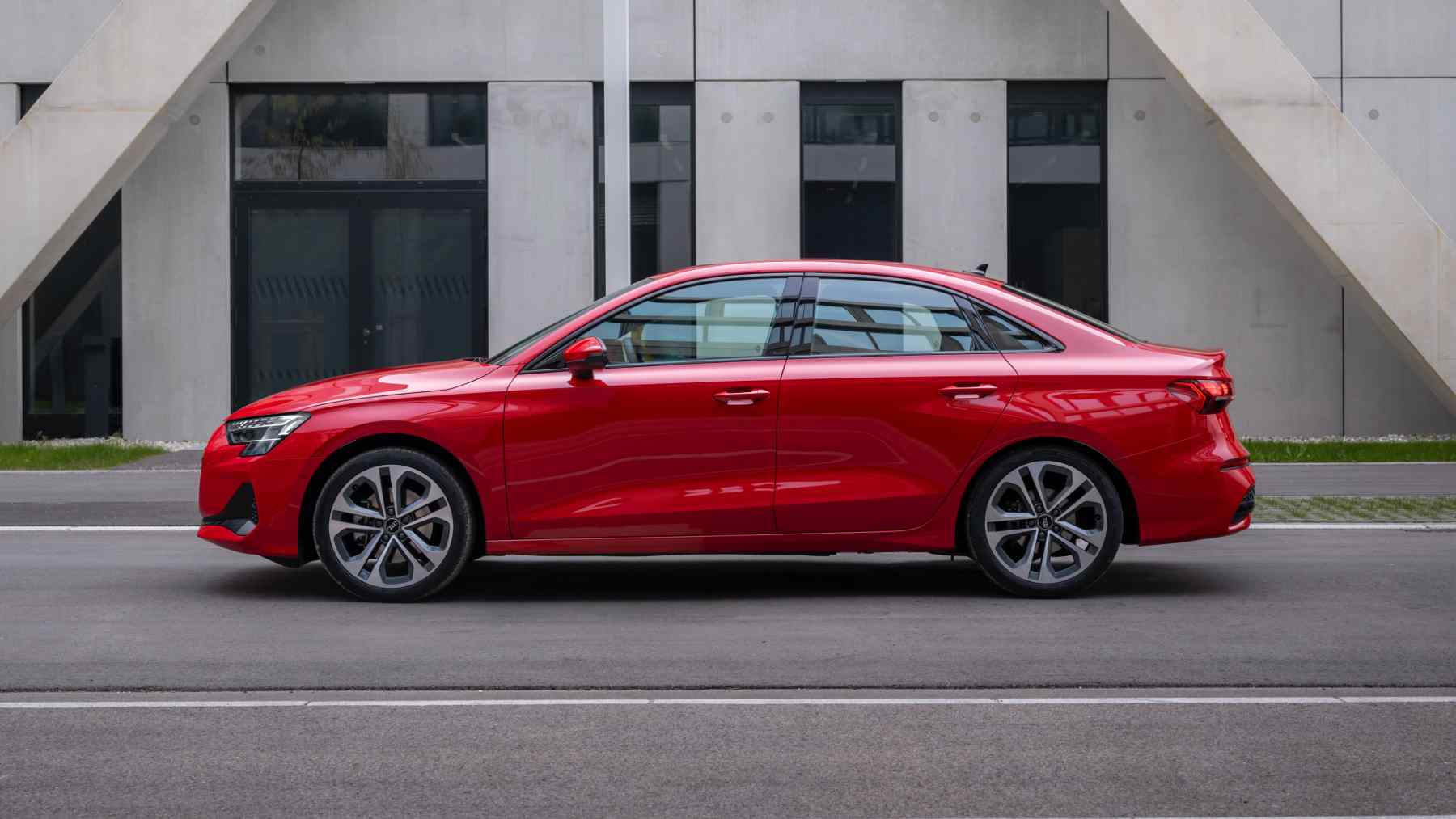 La marca de coches premium no quería más críticas y ha cambiado por completo el interior de su compacto estrella antes de tiempo: así quiere resistir el Audi A3 el azote de los SUV chinos con una pantalla digital curva más a la moda