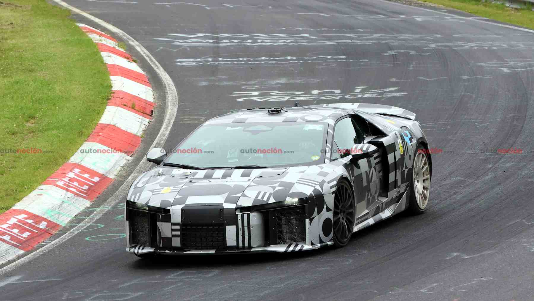 Audi tiene ahora su propio Veyron con 1.001 CV y lo hemos cazado con su motor V8 biturbo de 4.0 litros y electrificación de la F1