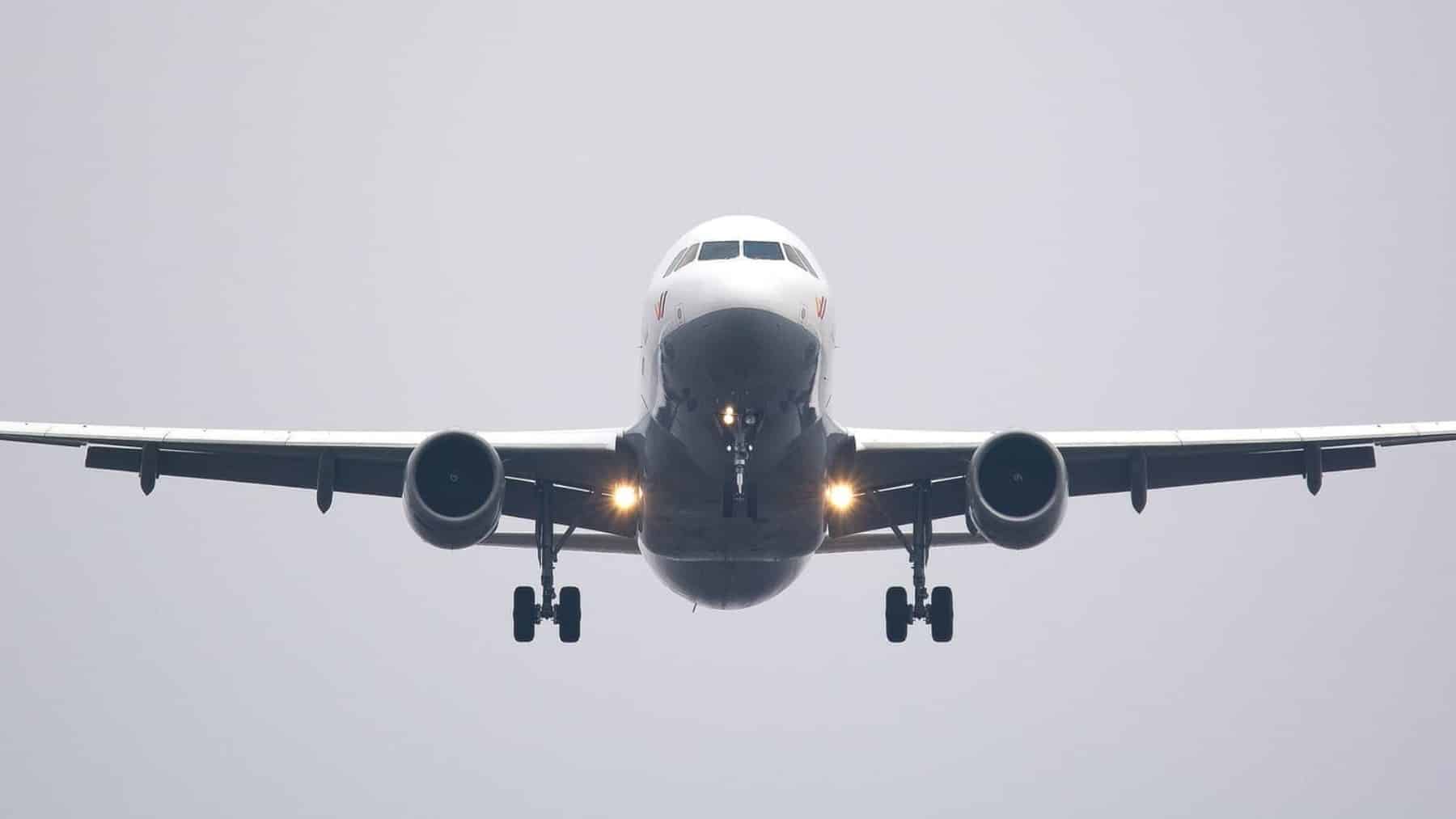 El humo que hoy escupe una refinería por la chimenea puede acabar mañana en el depósito de un avión o de un carguero, y un proyecto europeo con científicos del CSIC entre sus cerebros acaba de ponerse a demostrarlo capturando ese CO2 y reconvirtiéndolo en queroseno