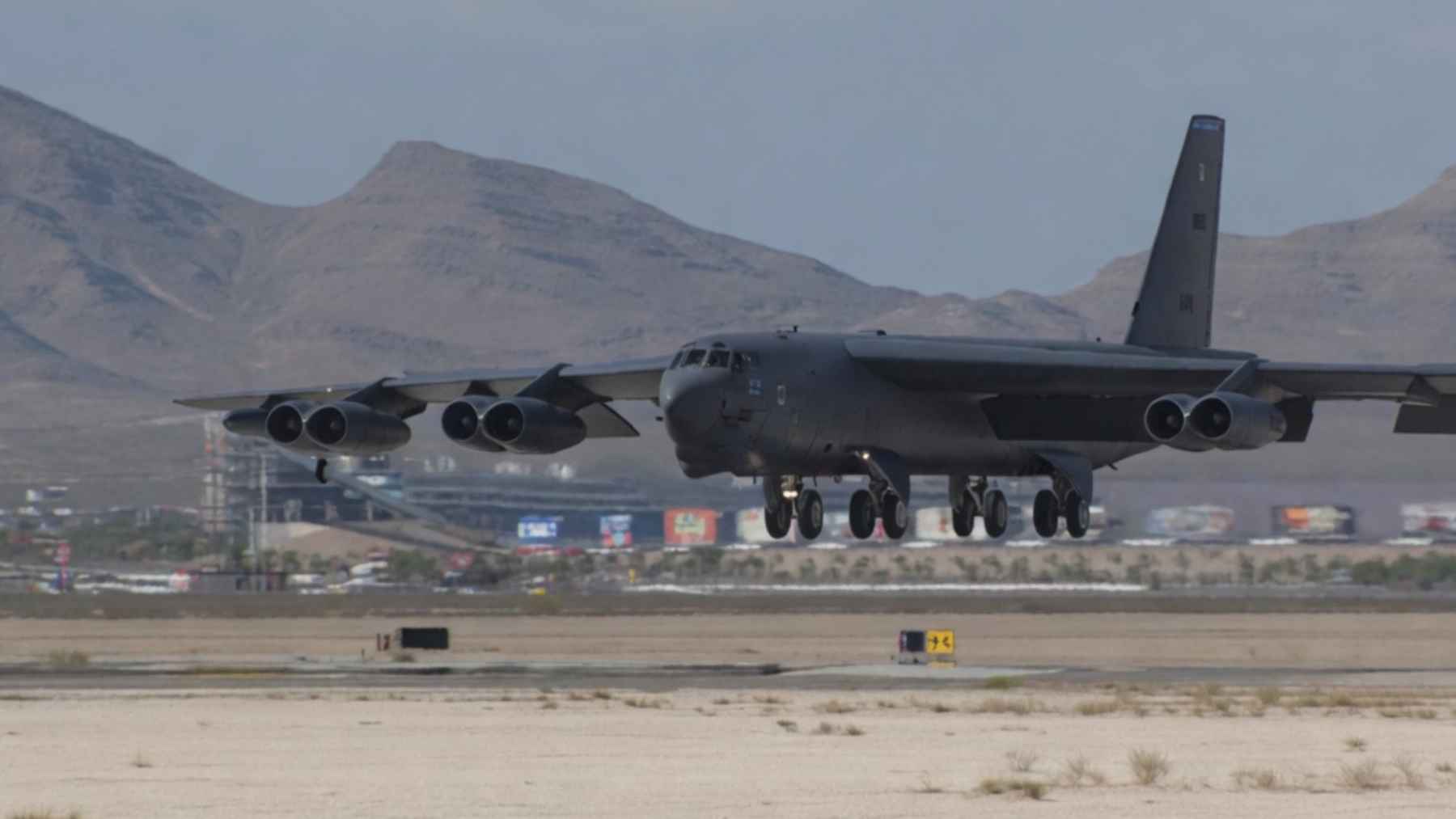 Quieren que los B-52 Stratofortress que ya tienen 66 años vuelen hasta los 100 años y ahora recibirán nuevos motores: 30% menos de consumo y más autonomía