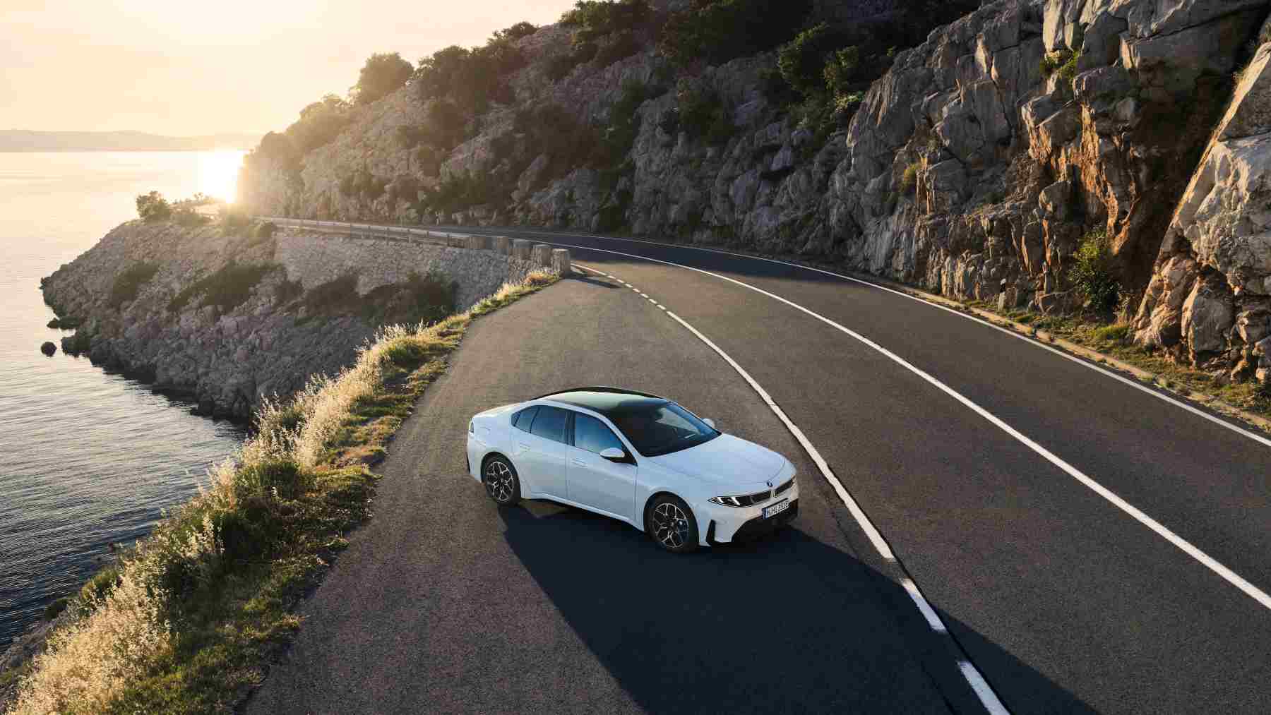 Los alemanes ya han puesto precio al BMW i3 en España: promete 900 km de autonomía, 469 CV y mucho equipamiento, pero tendrá que competir con Tesla y BYD que valen casi la mitad