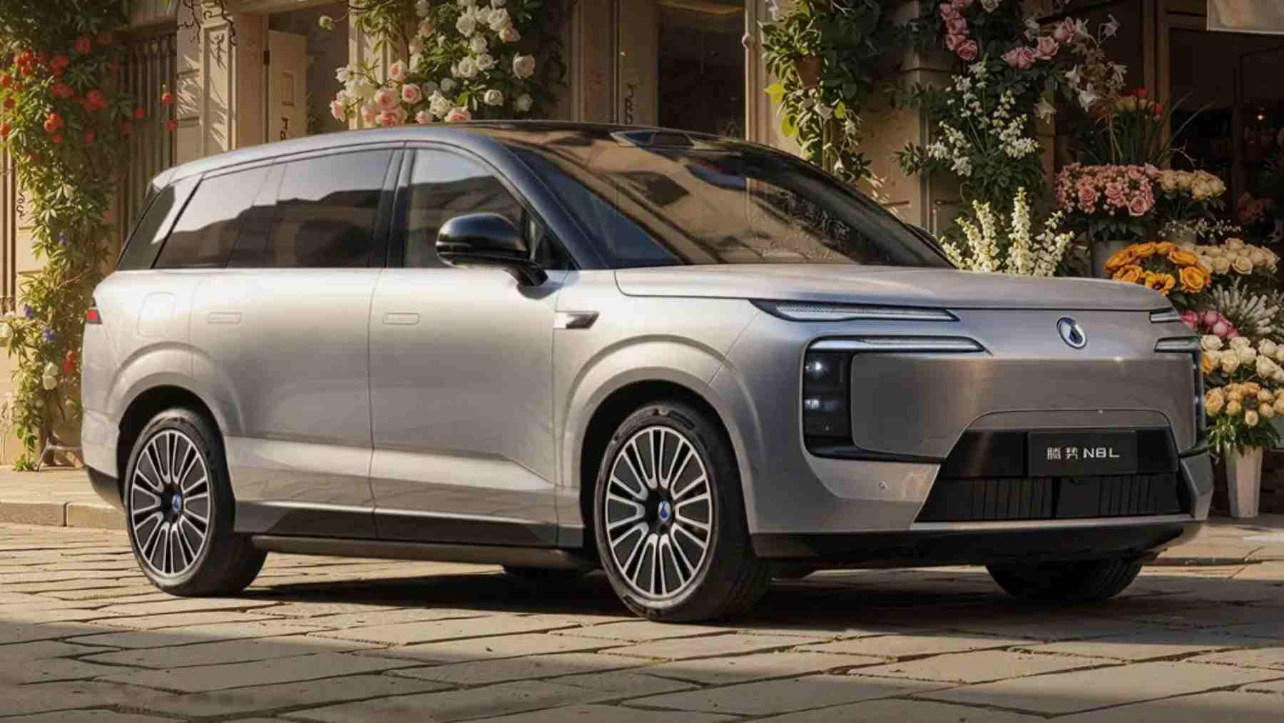 El Denza N8L es el SUV de lujo chino pensado para comerse al BMW X7 y al Audi Q9, que ni siquiera ha salido al mercado: más de 5 metros de largo, híbrido enchufable de 420 km de autonomía eléctrica y por menos de 50.000 euros en China