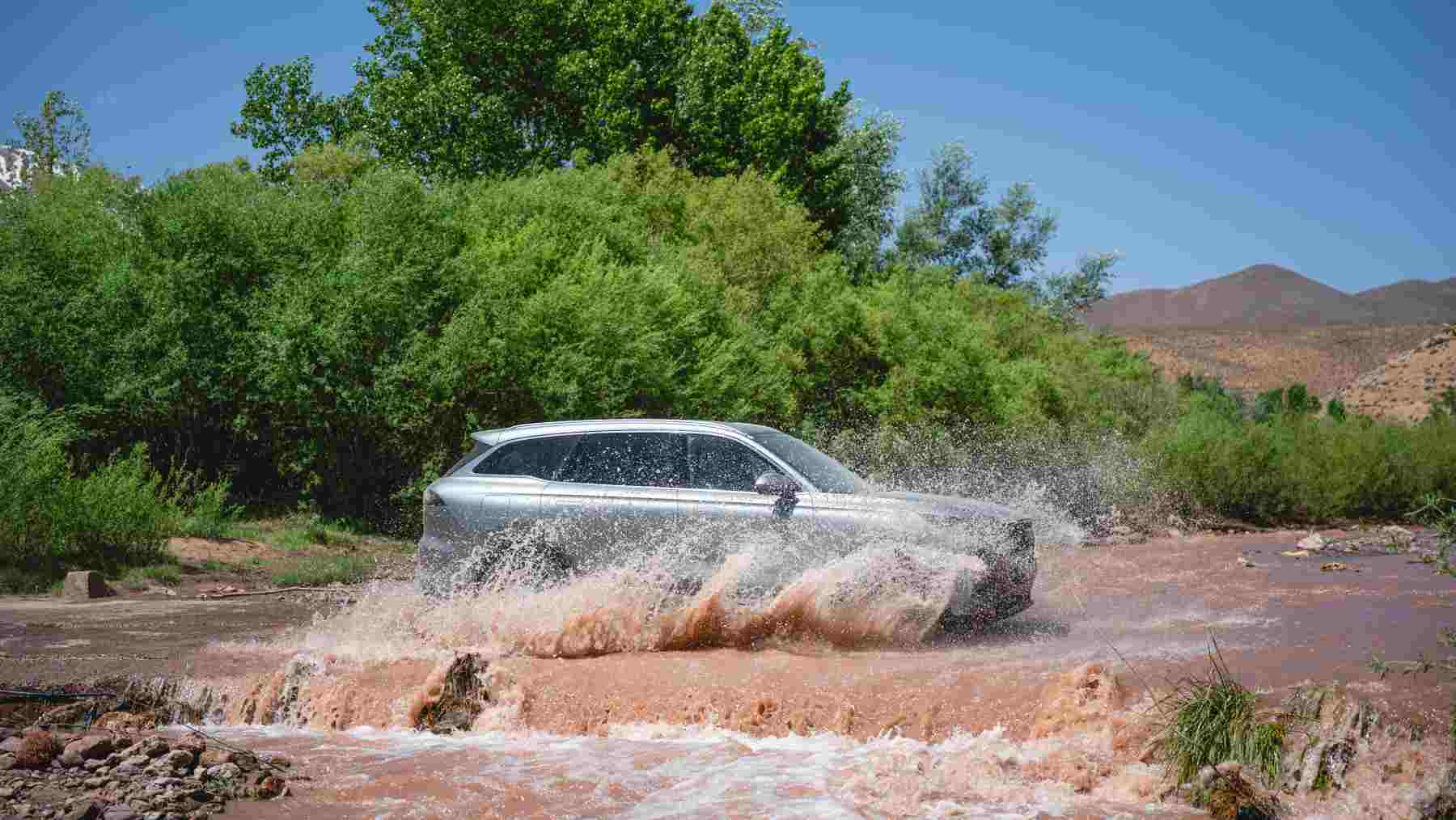 Ponemos a prueba al Ebro s900 PHEV durante una semana por Marruecos para comprobar si cumple con la autonomía y el consumo prometidos y si de verdad puede hacer entrar en pánico a las premium alemanas por menos de 50.000 euros