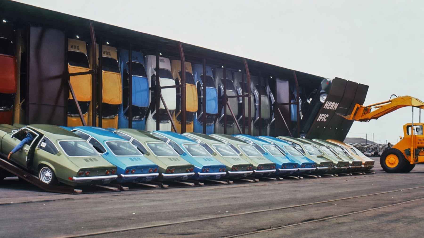 El método secreto de GM para meter 30 coches en un vagón de tren para 15… la forma más loca de transportar coches en los años 70