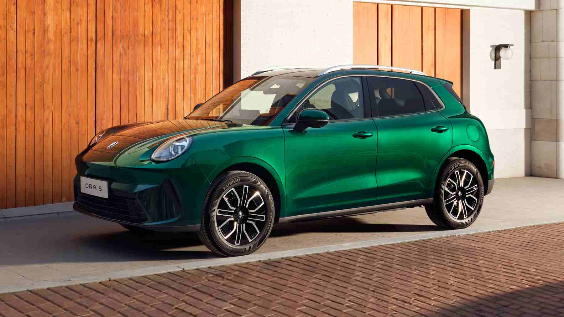 Esta nueva marca china que patrocina la ACB se atreve a vacilar a MG y a Toyota con un SUV familiar híbrido con etiqueta ECO y «diseño de Porsche» desde 22.350 euros: ya se vende en España