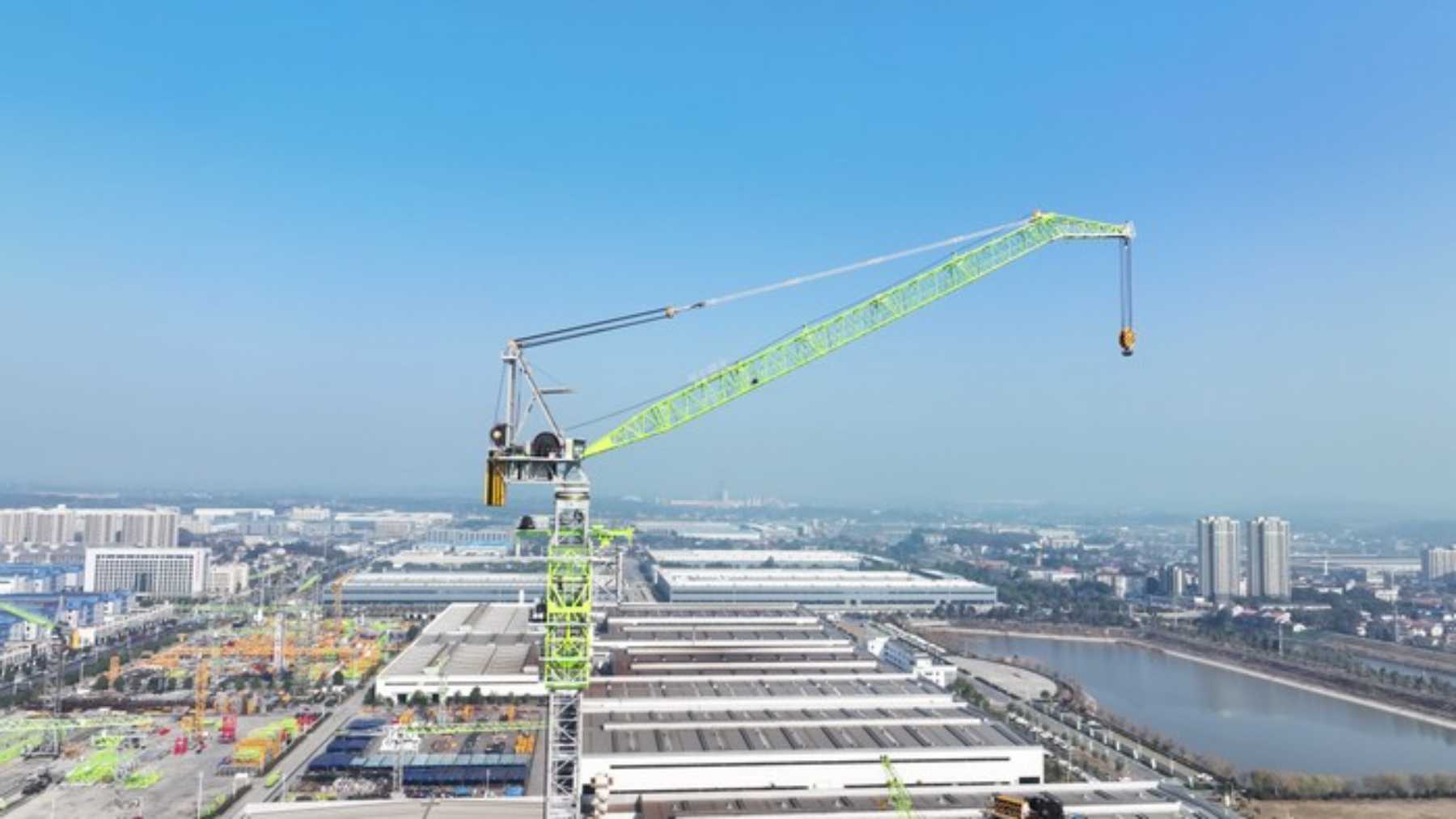 China crea la torre grúa más grande del mundo: mide 241 metros de altura y es capaz de instalar las turbinas eólicas gigantes del futuro