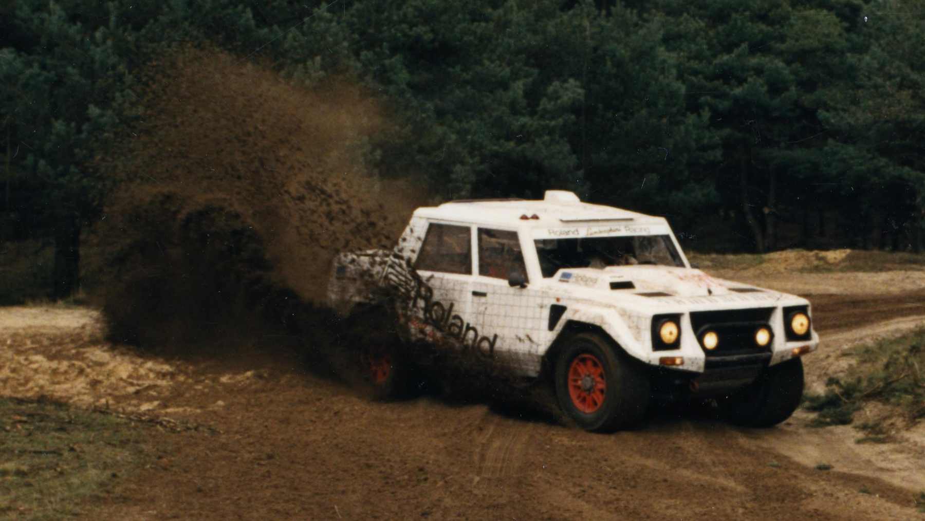Lamborghini lo hizo antes que nadie y no les fue muy bien, ahora ganan mucho más dinero con un SUV y el resto de marcas, incluso Ferrari, se han pasado a este bando: la historia del coche que se adelantó 40 años a la moda