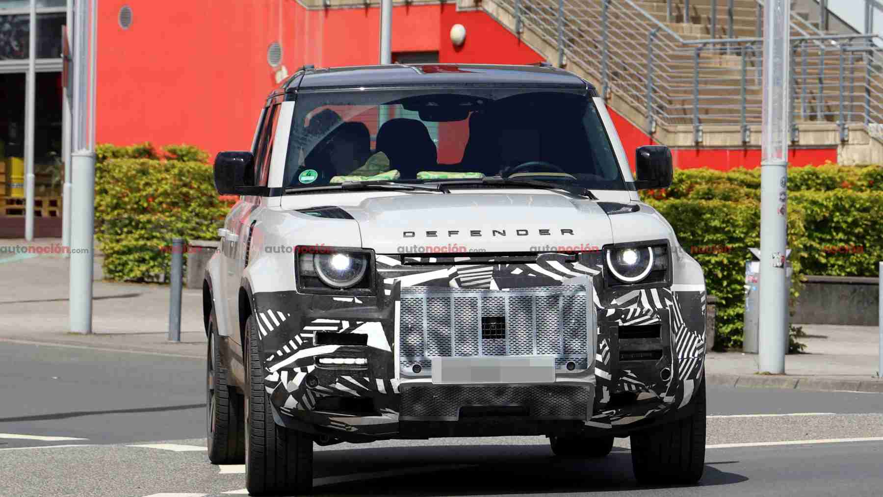 El Land Rover Defender se hace unos retoques estéticos y aunque no quieren que lo veas antes de tiempo, lo hemos cazado probando los cambios