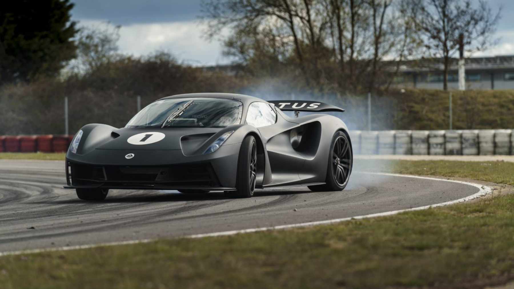 El CEO de Lotus explota criticando sin querer incluso sus propios modelos: «cualquier coche deportivo que pese más de 1,8 toneladas es mediocre»