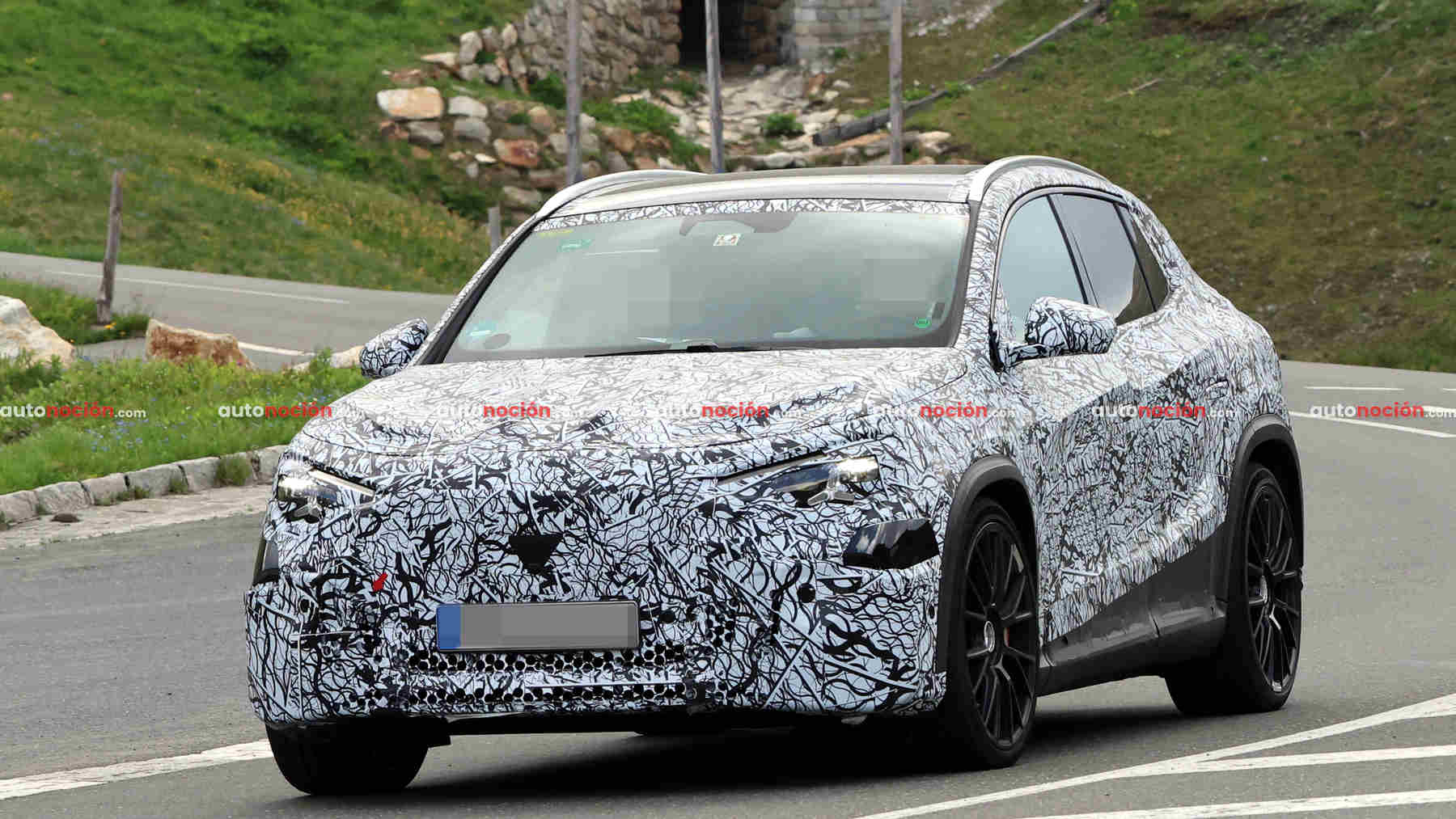 Pillamos al nuevo Mercedes AMG EQA aún camuflado en Austria: el SUV deportivo más pequeño de la firma alemana tendrá que defenderse de BMW y Tesla con esta versión de alto rendimiento eléctrica
