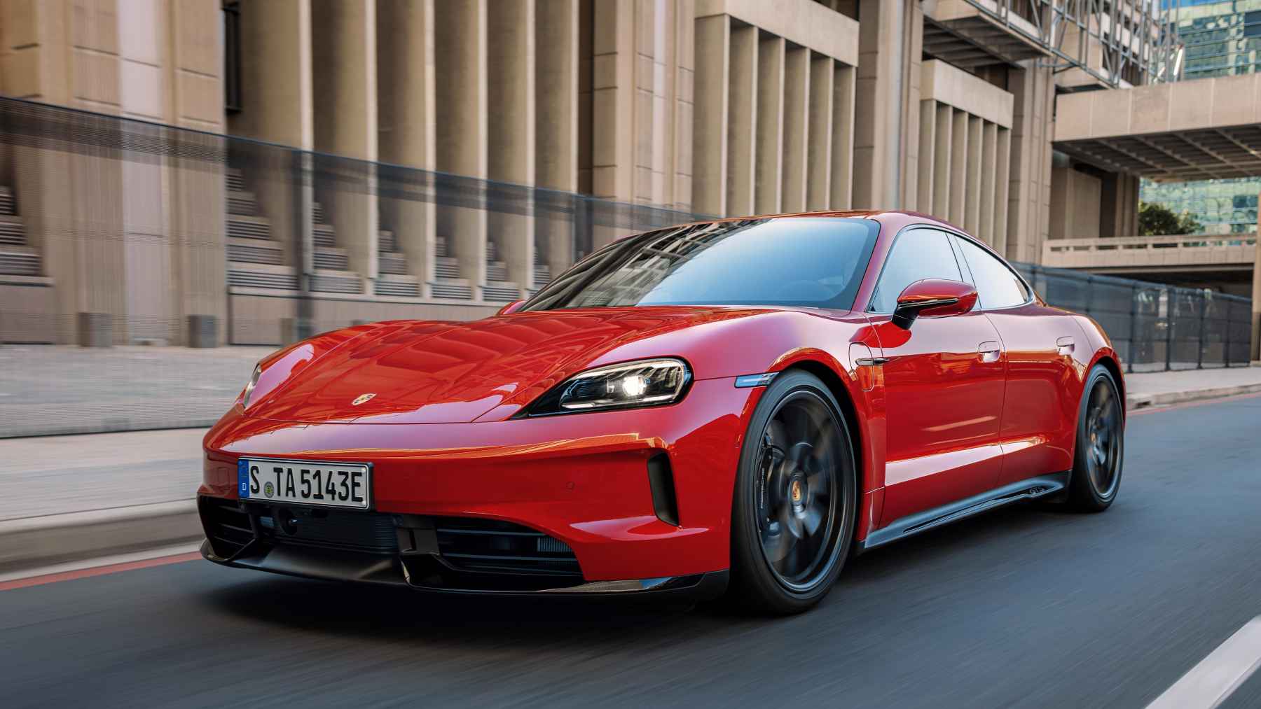 Porsche obligada a simular cambios de marcha y sonidos de gasolina porque ya nadie quiere sus eléctricos. Sus fieles buscan las sensaciones de la combustión
