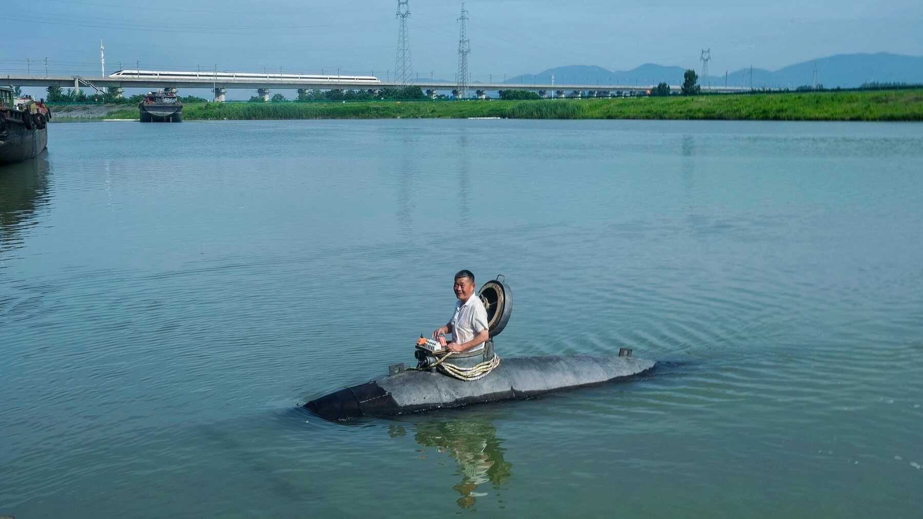 Mientras las marcas presumen de motores eléctricos en sus barcos de lujo, un agricultor chino demuestra con 40.000 yuanes que su submarino casero también navega bajo el agua