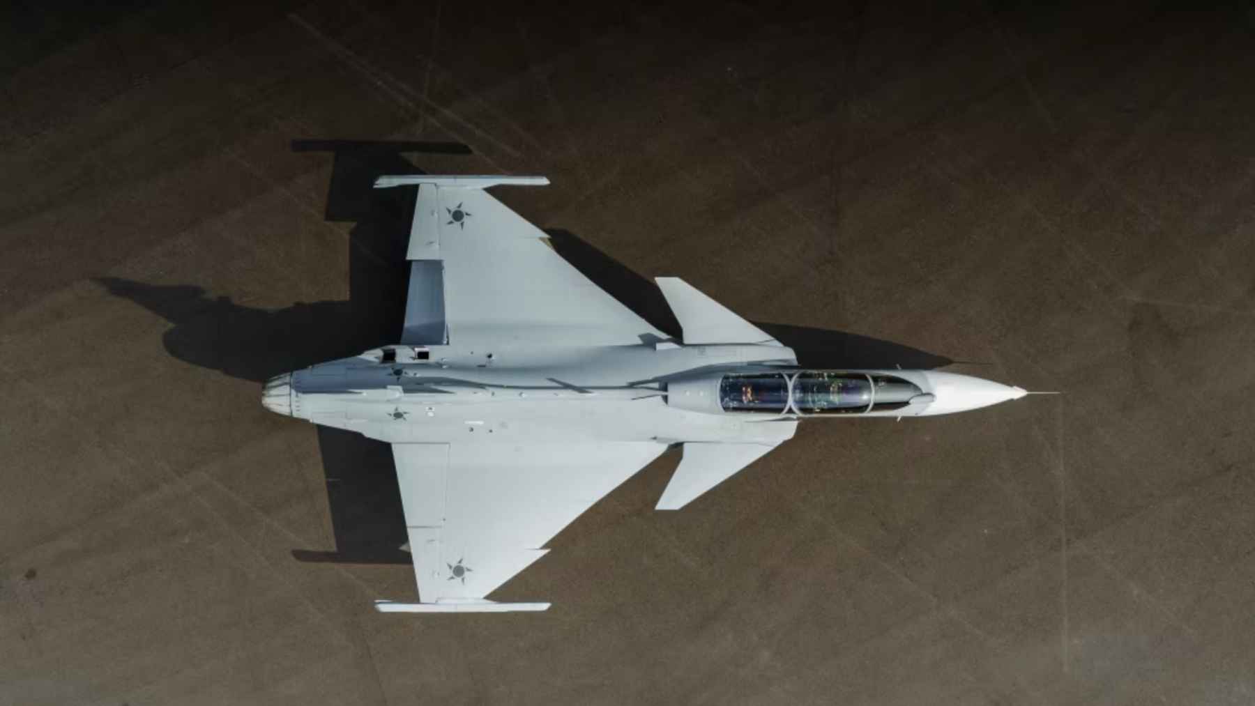 Saab ya no fabrica coches, ahora se dedica a cosas como el Gripen F biplaza capaz de alcanzar velocidades superiores a Mach 2