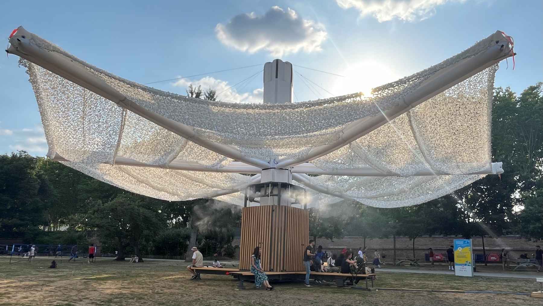260 m² de sombra, sin instalación y lista en cuestión de segundos, así es el nuevo proyecto de árboles mecánicos e hinchables de Michelín para dar sombra a nuestras ciudades durante las olas de calor