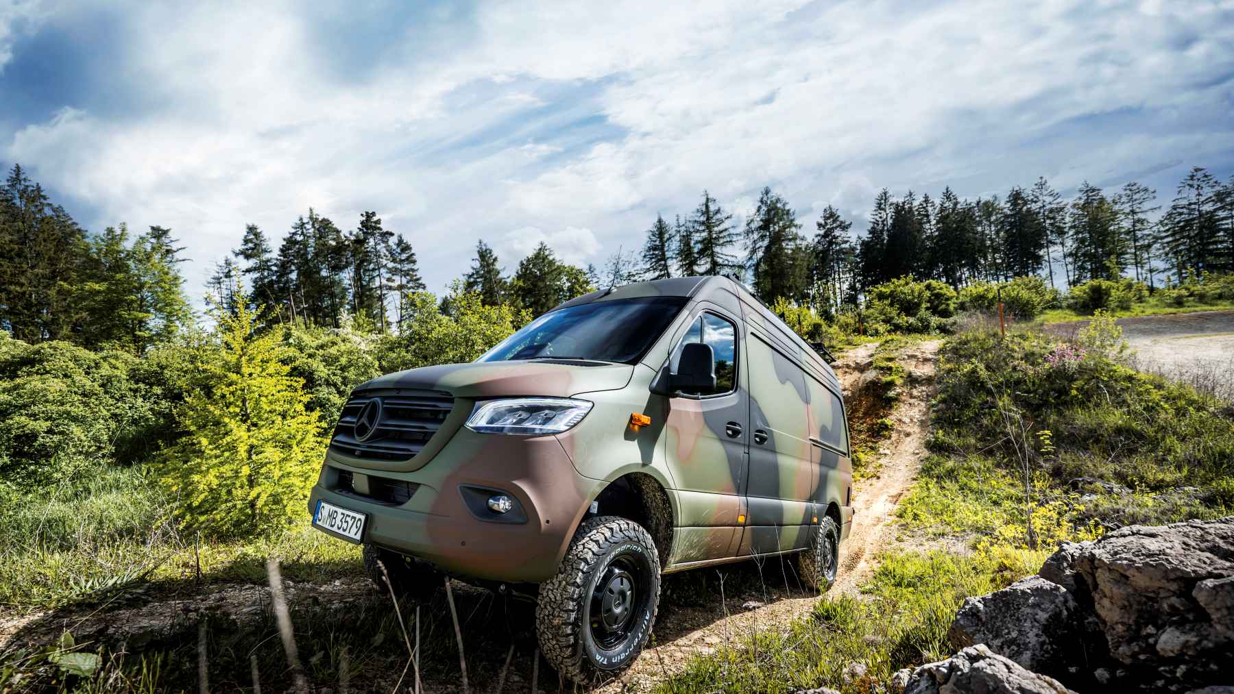 Mercedes prepara para la guerra un Sprinter 4×4 con peso bruto de hasta 4,9 toneladas y un Clase G que puede recorrer 100 km casi sin ruedas