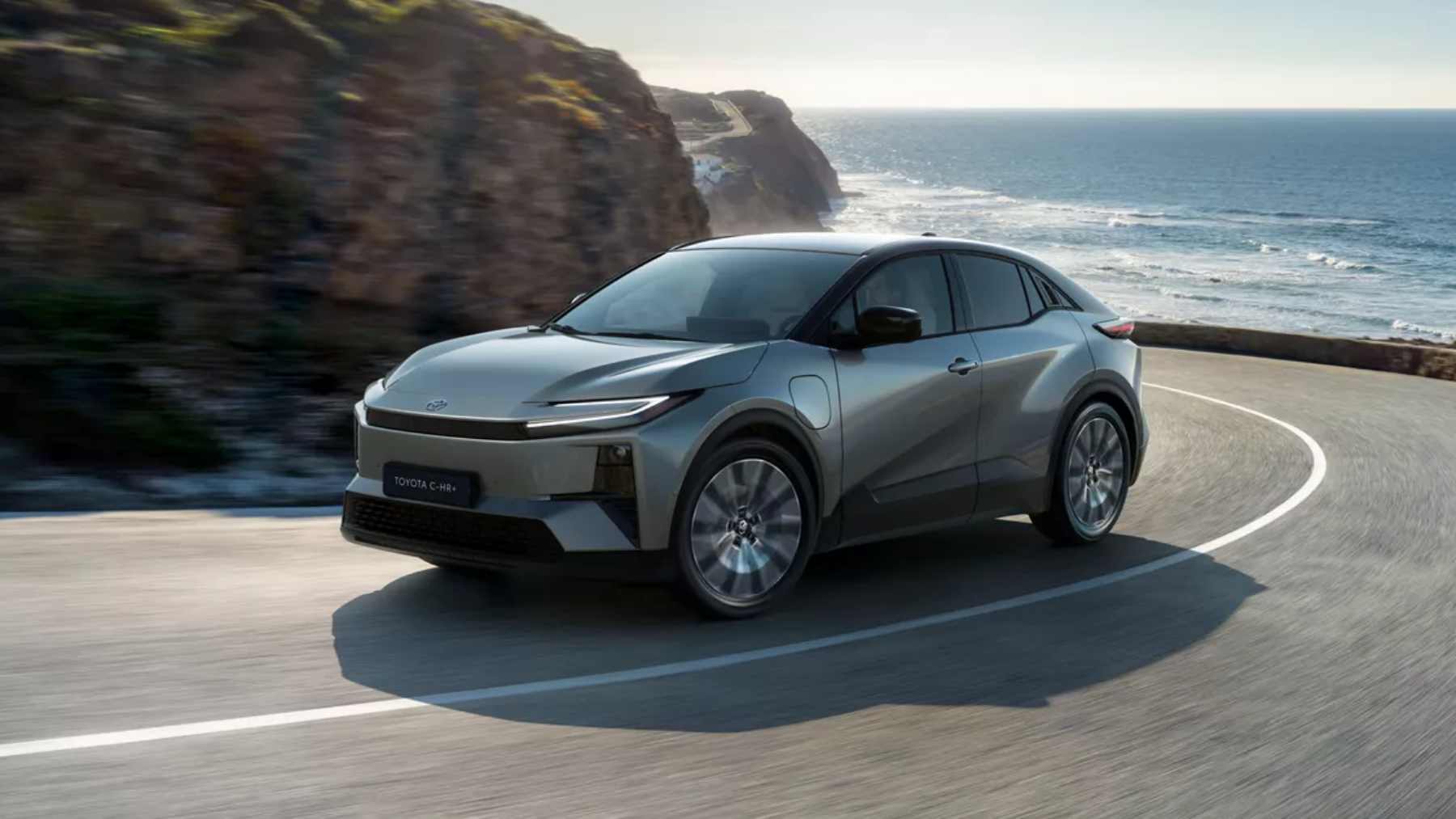 España vuelve a superar las 100.000 matriculaciones por quinto mes seguido: Toyota arrasa, KIA le pisa los talones y el Sandero lidera como el modelo más vendido