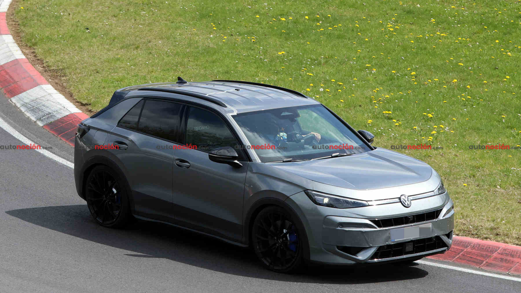 Pillamos en el circuito de Nurburgring al Volkswagen T-Roc R 2026, que podría pasar por encima al Golf R con 333 CV de potencia y tracción total… pero hay un problema: tiene un enemigo español con motor de 5 cilindros «en casa»